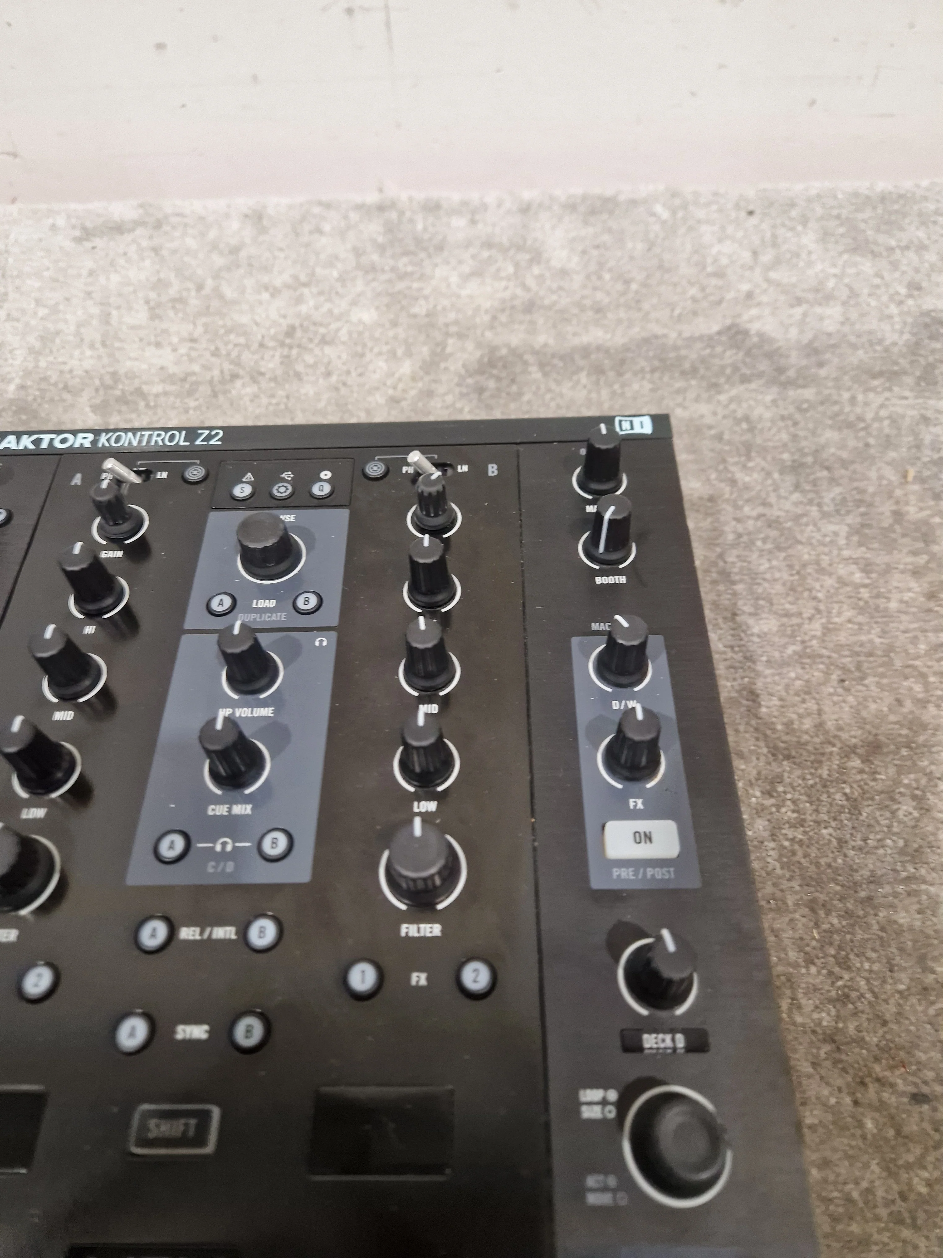 Native Instruments Traktor Kontrol Z2 - DJ Controller/Mixer - Black – DJ Controller - Excellent - Image 14