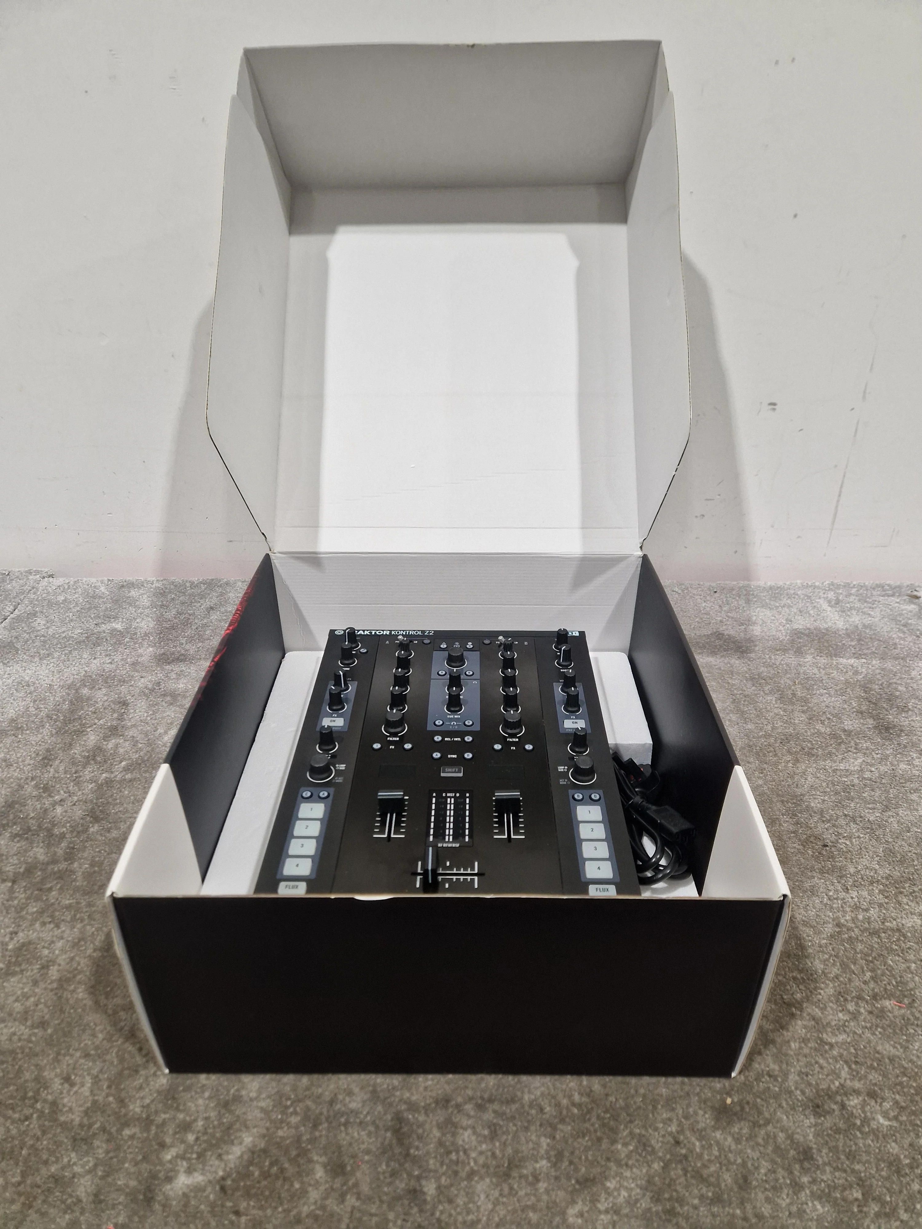 Native Instruments Traktor Kontrol Z2 - DJ Controller/Mixer - Black – DJ Controller - Excellent - Image 15
