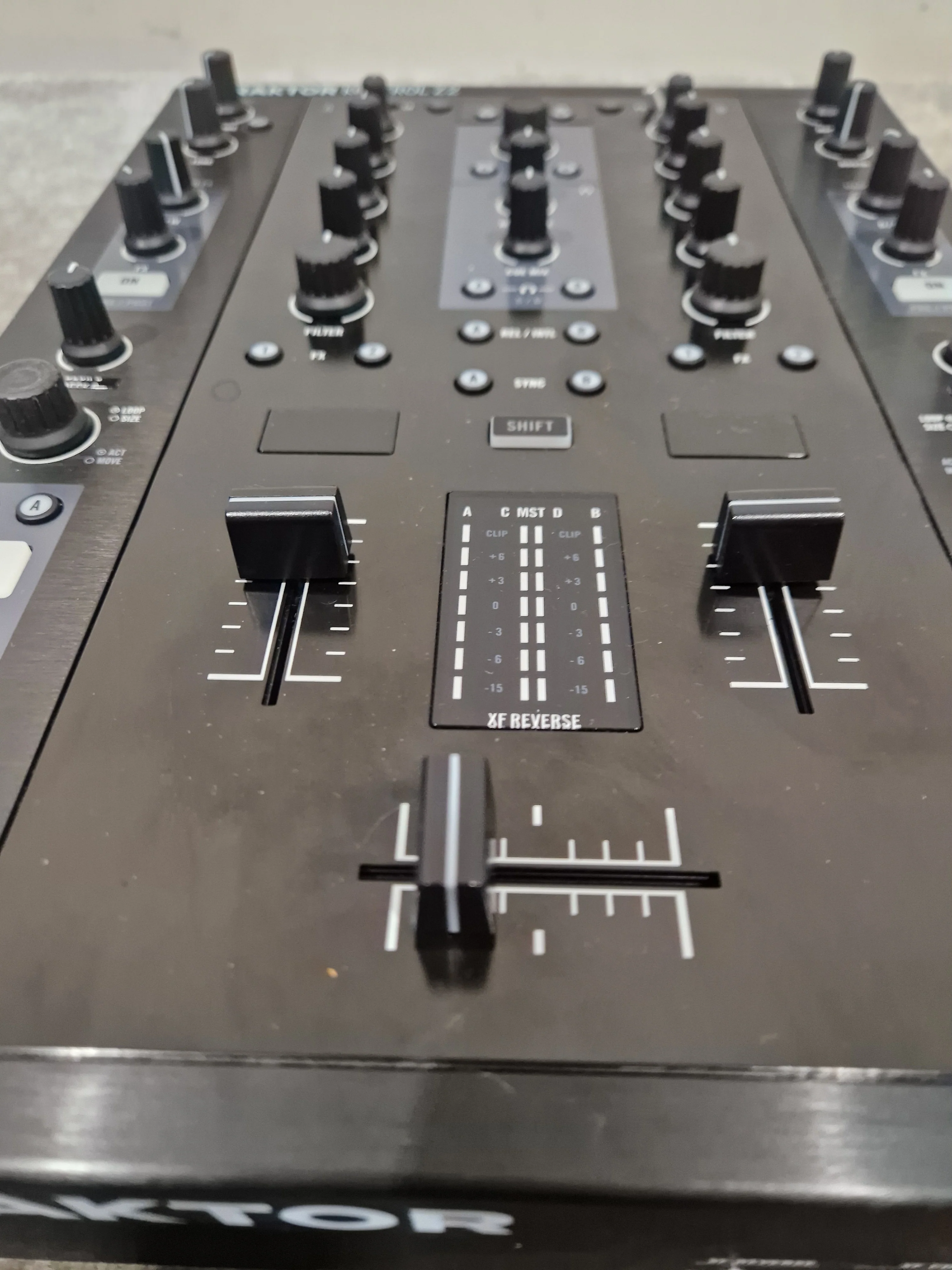 Native Instruments Traktor Kontrol Z2 - DJ Controller/Mixer - Black – DJ Controller - Excellent - Image 2