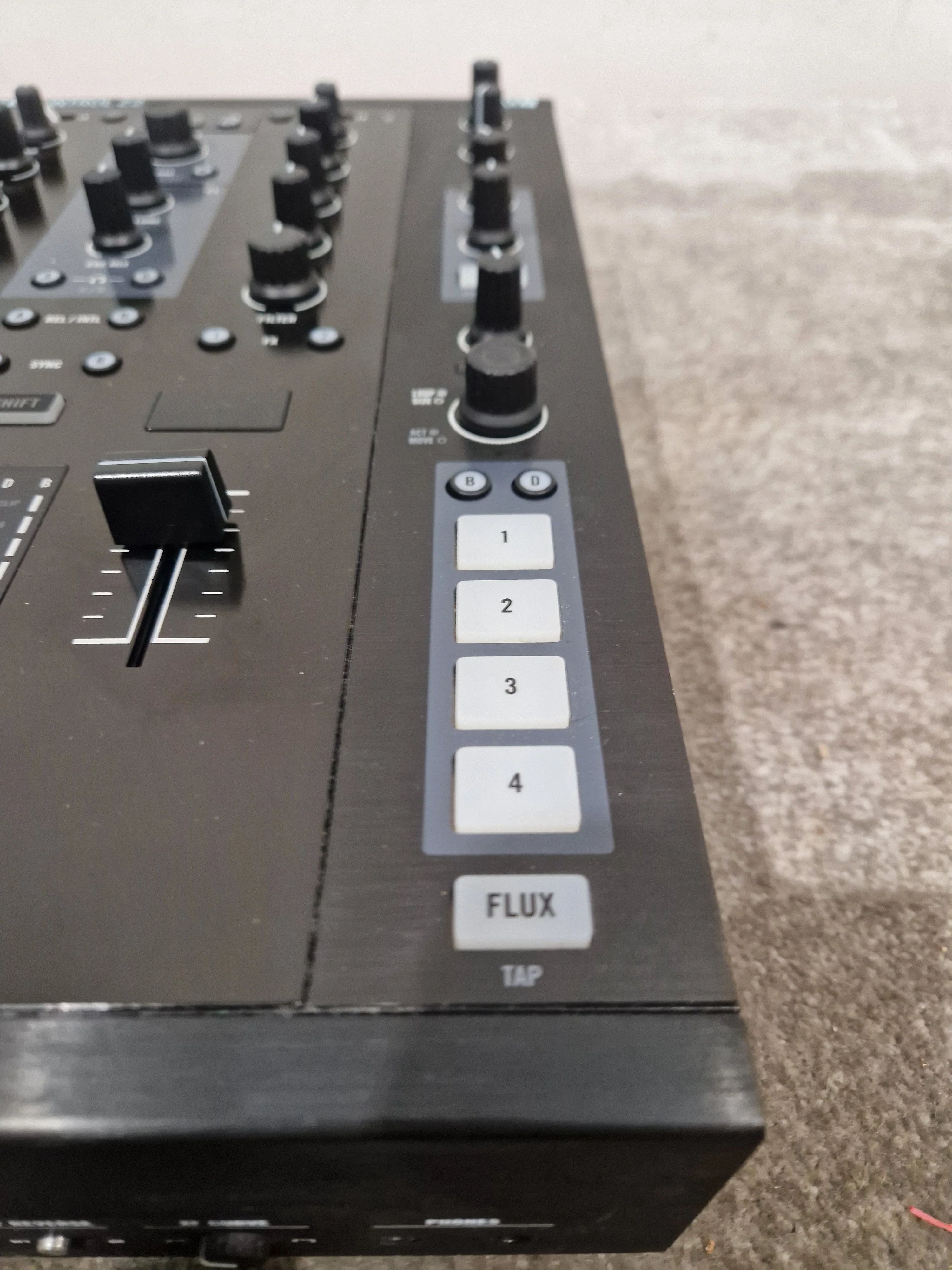 Native Instruments Traktor Kontrol Z2 - DJ Controller/Mixer - Black – DJ Controller - Excellent - Image 5
