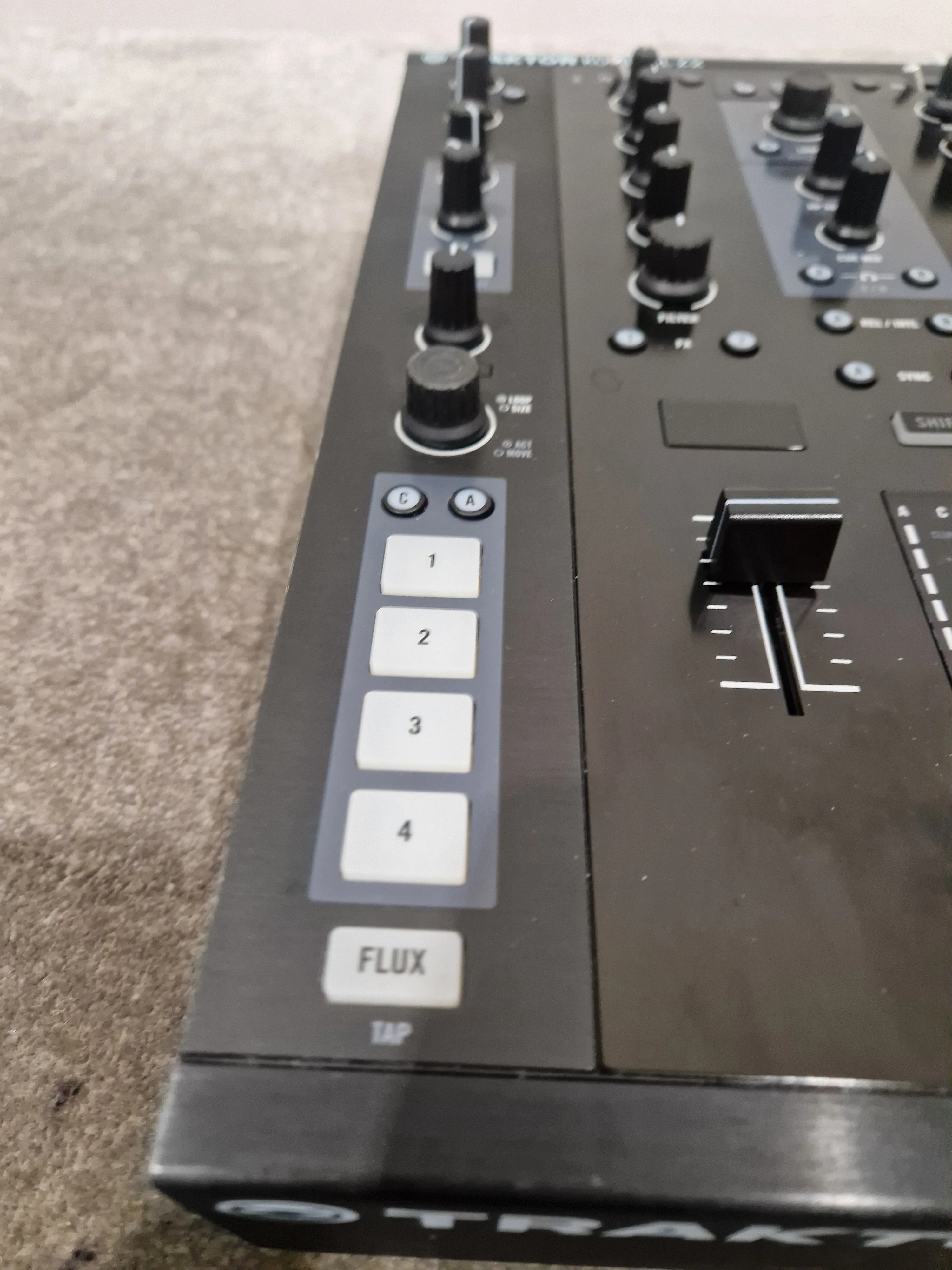 Native Instruments Traktor Kontrol Z2 - DJ Controller/Mixer - Black – DJ Controller - Excellent - Image 6