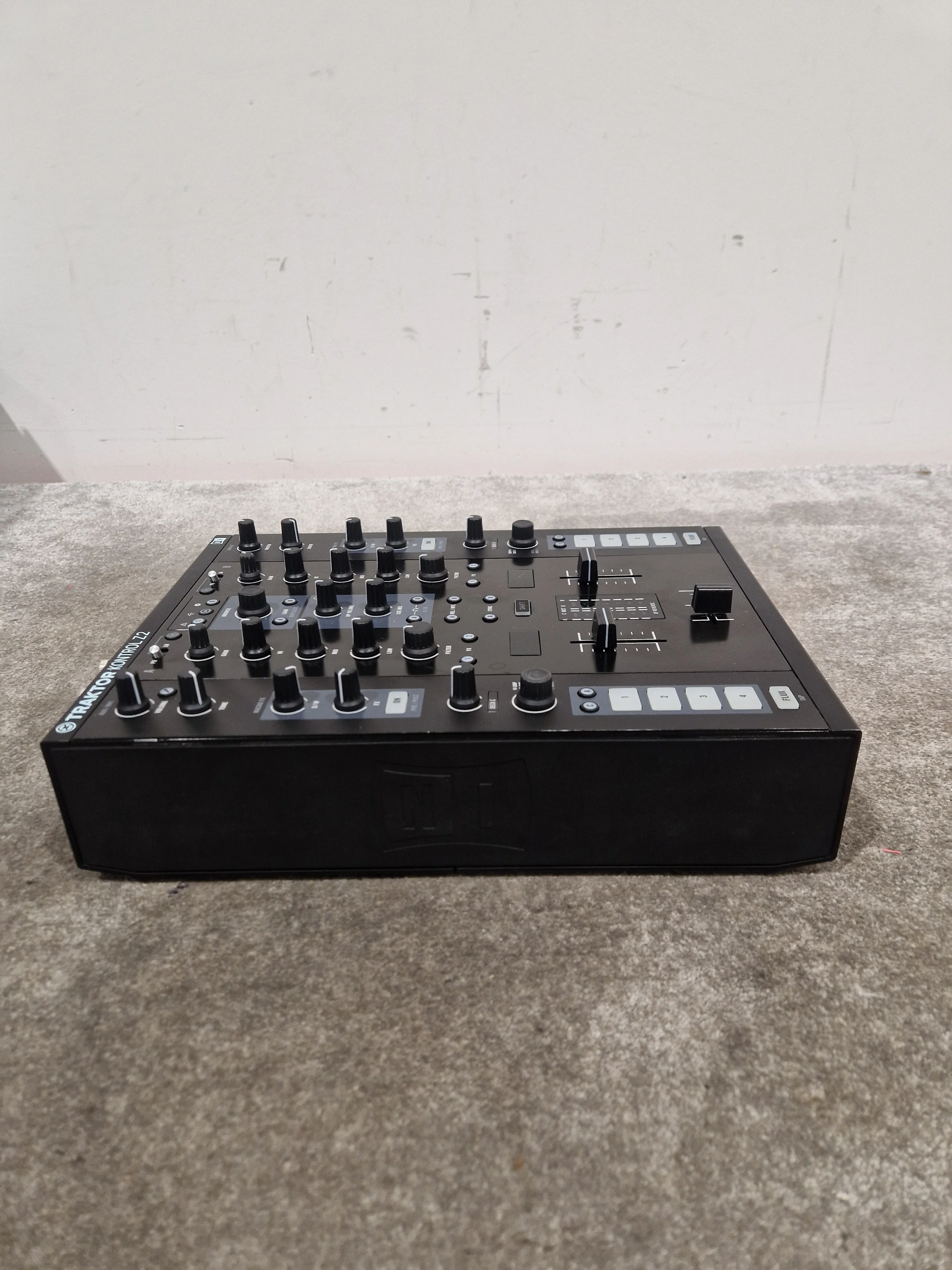 Native Instruments Traktor Kontrol Z2 - DJ Controller/Mixer - Black – DJ Controller - Excellent - Image 9