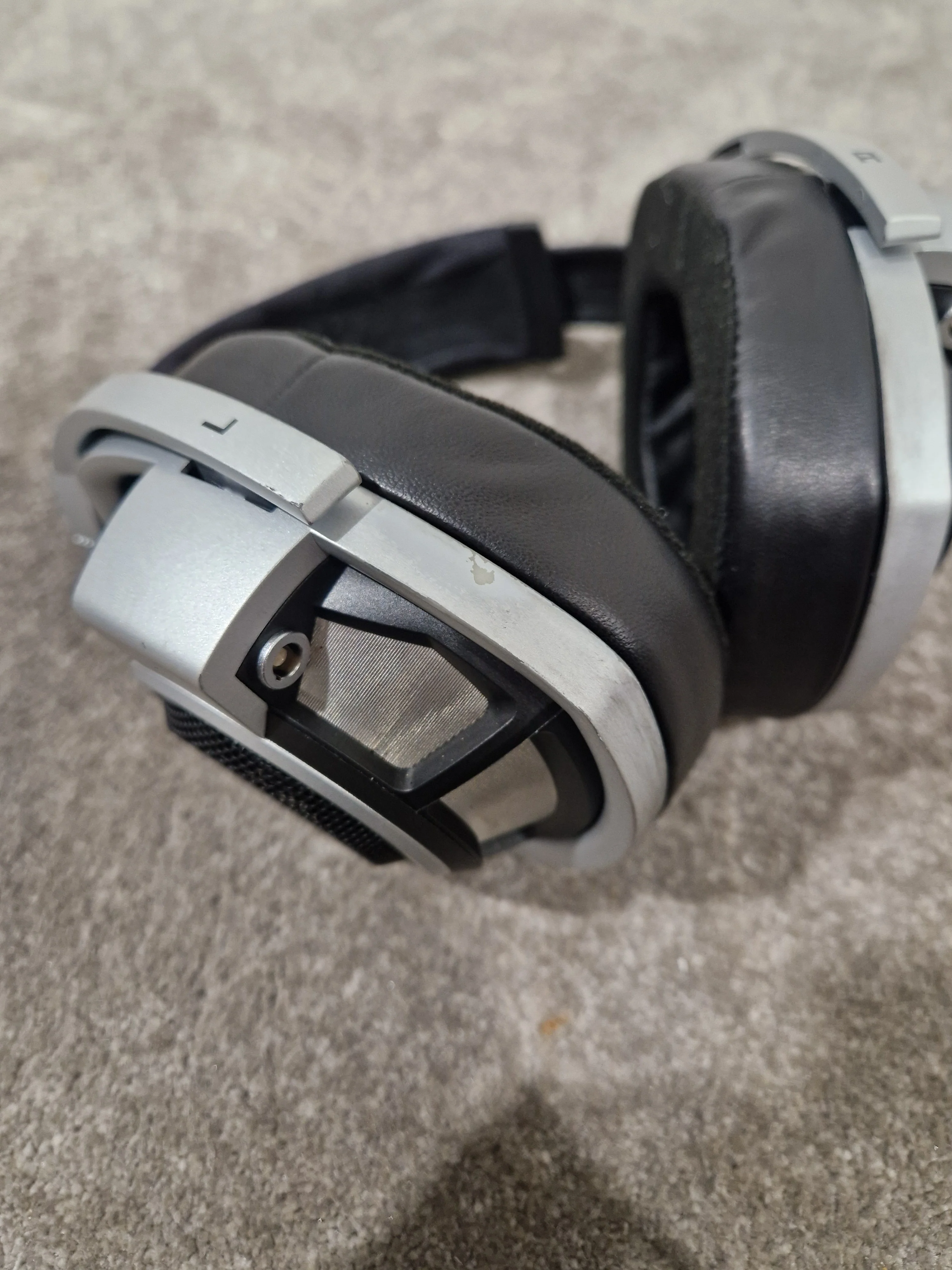 Sennheiser HD-800 - Audiophile Headphones - Very Good w/ Original Box & Hard Case & New Ear Pads - Image 10