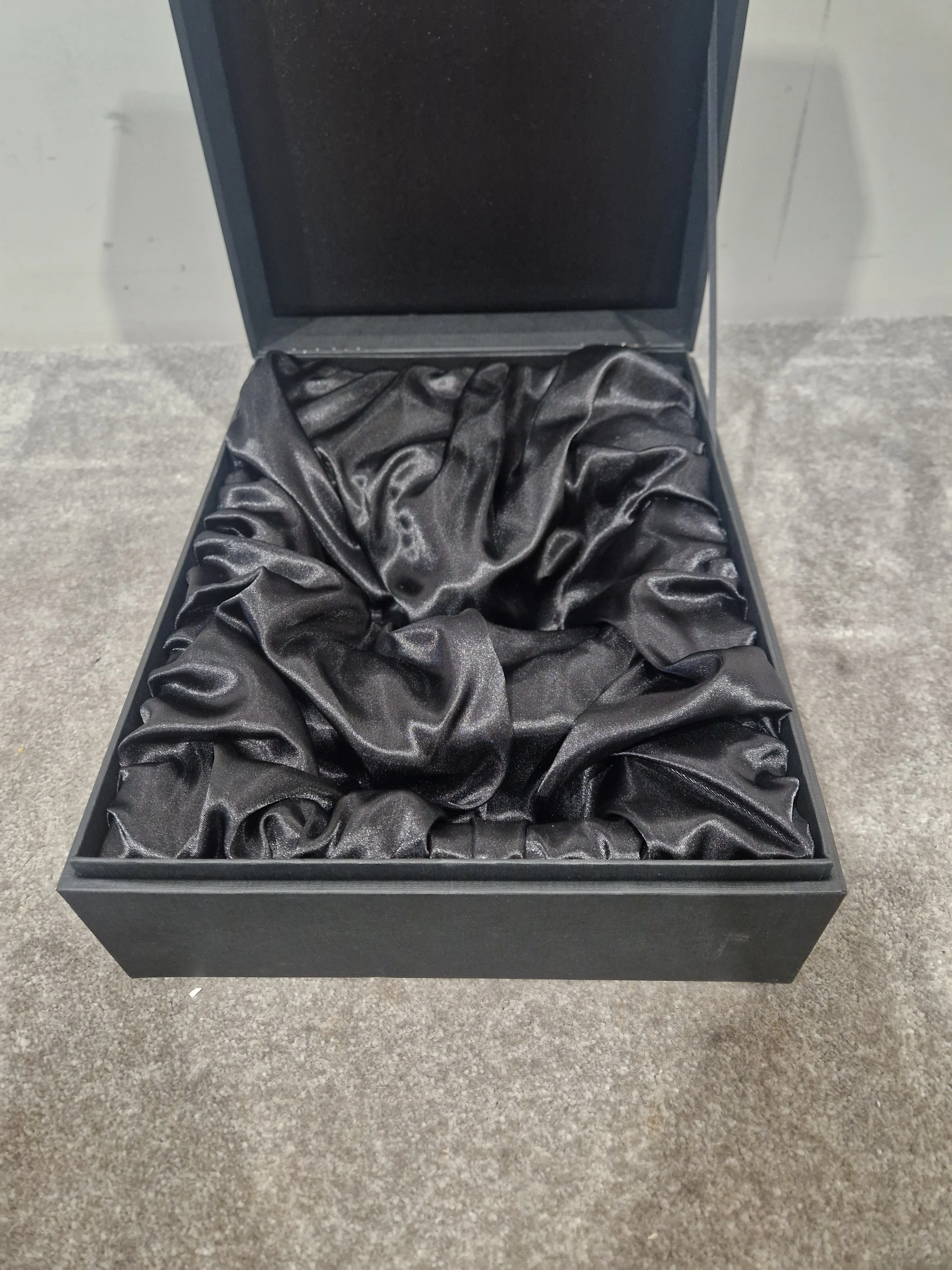 Sennheiser HD-800 - Audiophile Headphones - Very Good w/ Original Box & Hard Case & New Ear Pads - Image 12