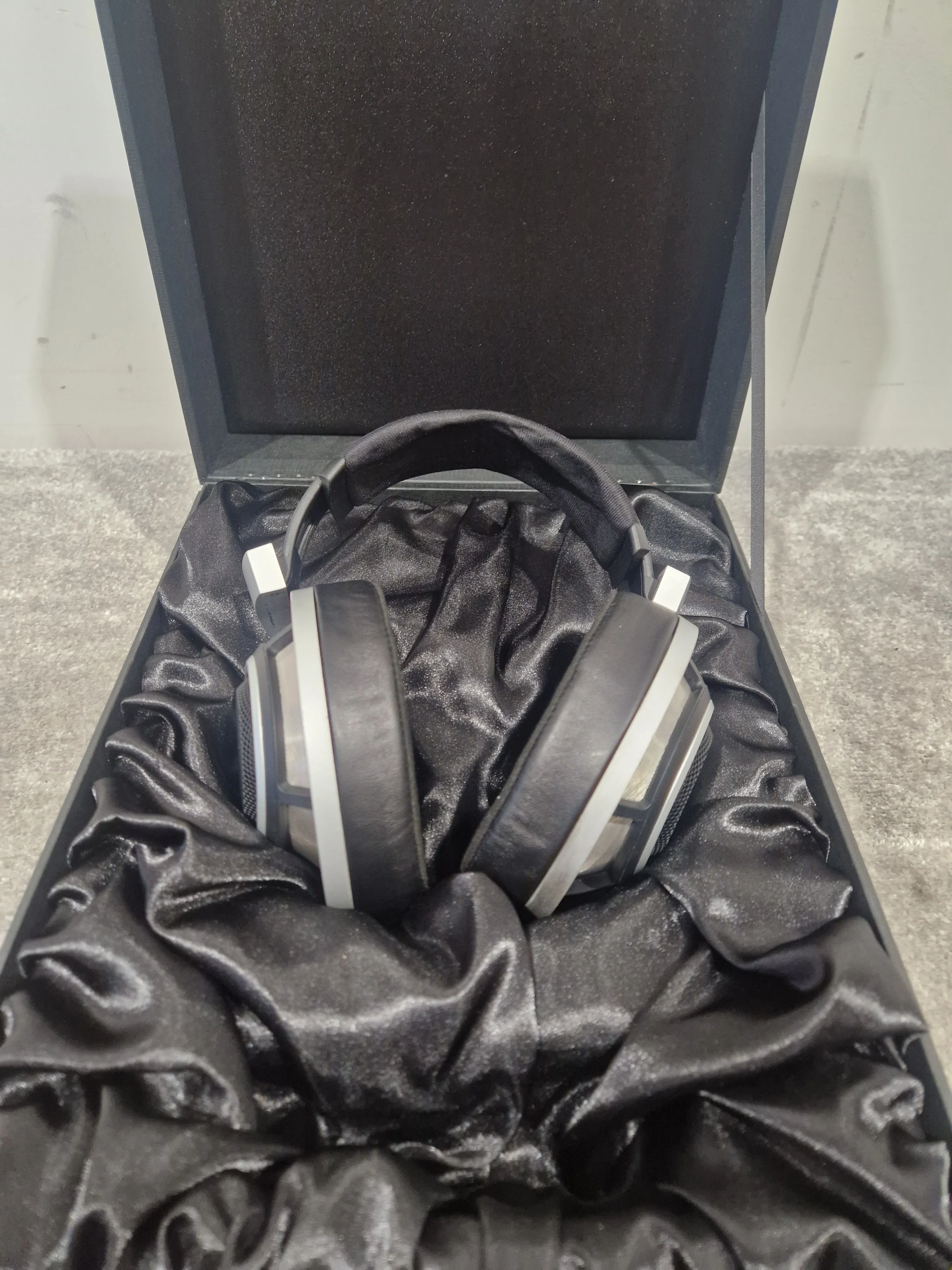 Sennheiser HD-800 - Audiophile Headphones - Very Good w/ Original Box & Hard Case & New Ear Pads - Image 15