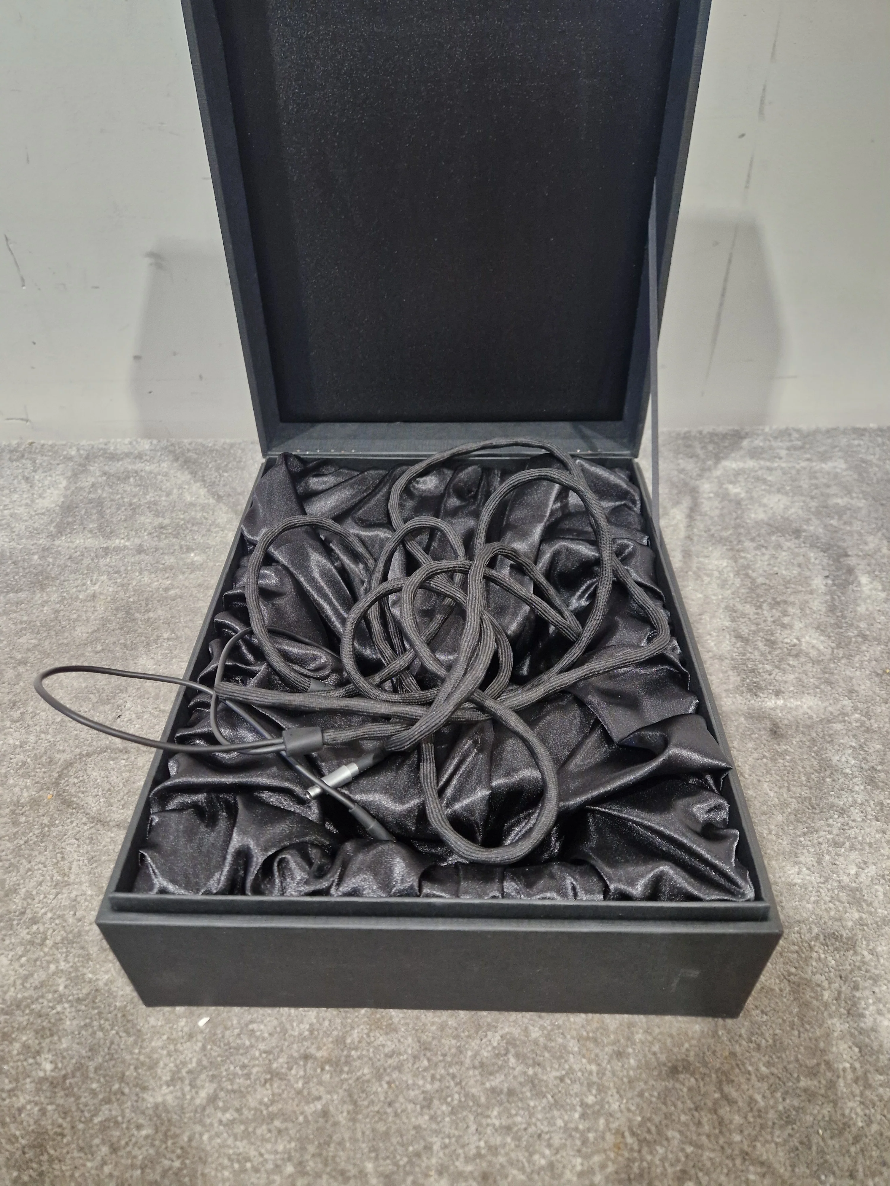 Sennheiser HD-800 - Audiophile Headphones - Very Good w/ Original Box & Hard Case & New Ear Pads - Image 16