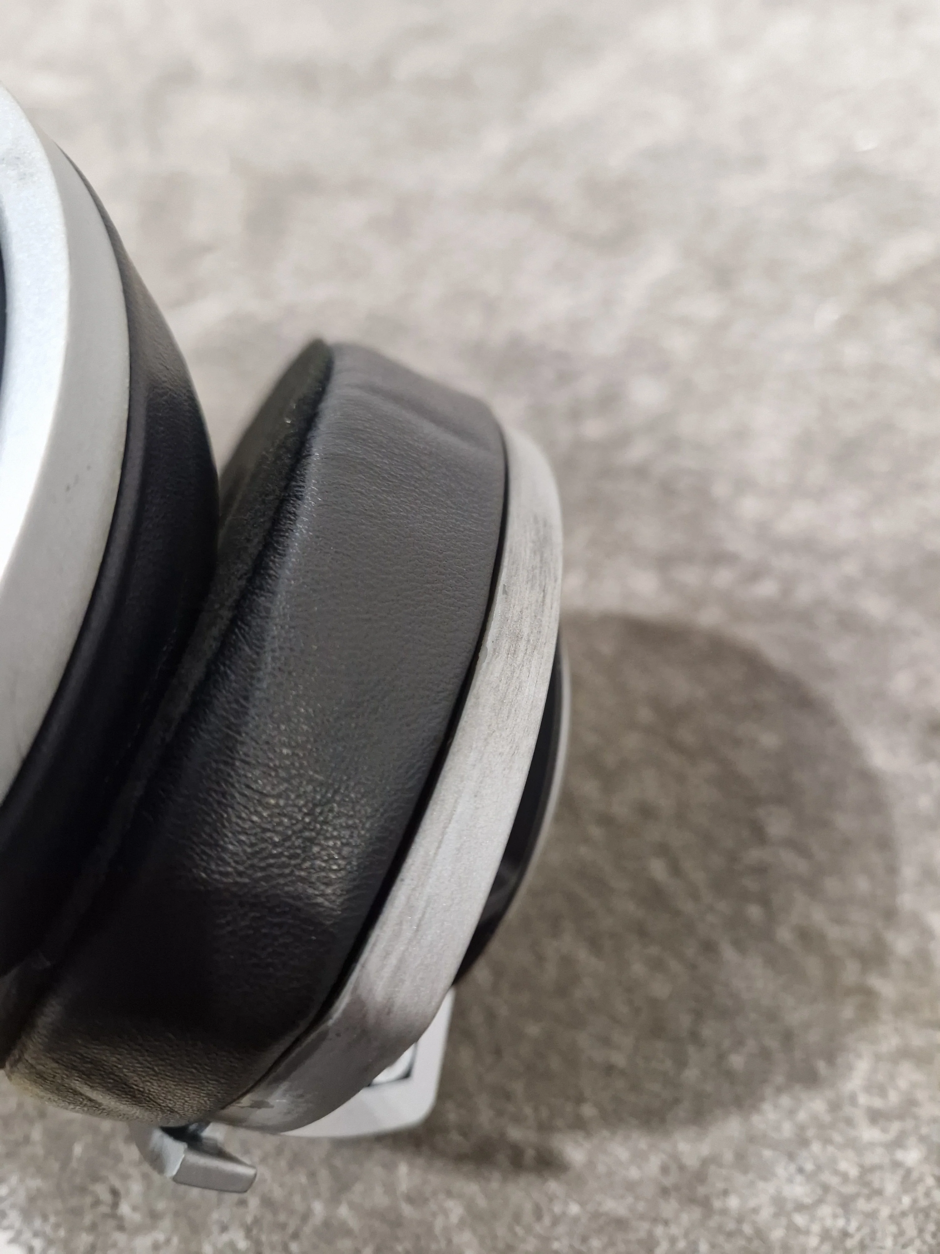 Sennheiser HD-800 - Audiophile Headphones - Very Good w/ Original Box & Hard Case & New Ear Pads - Image 2