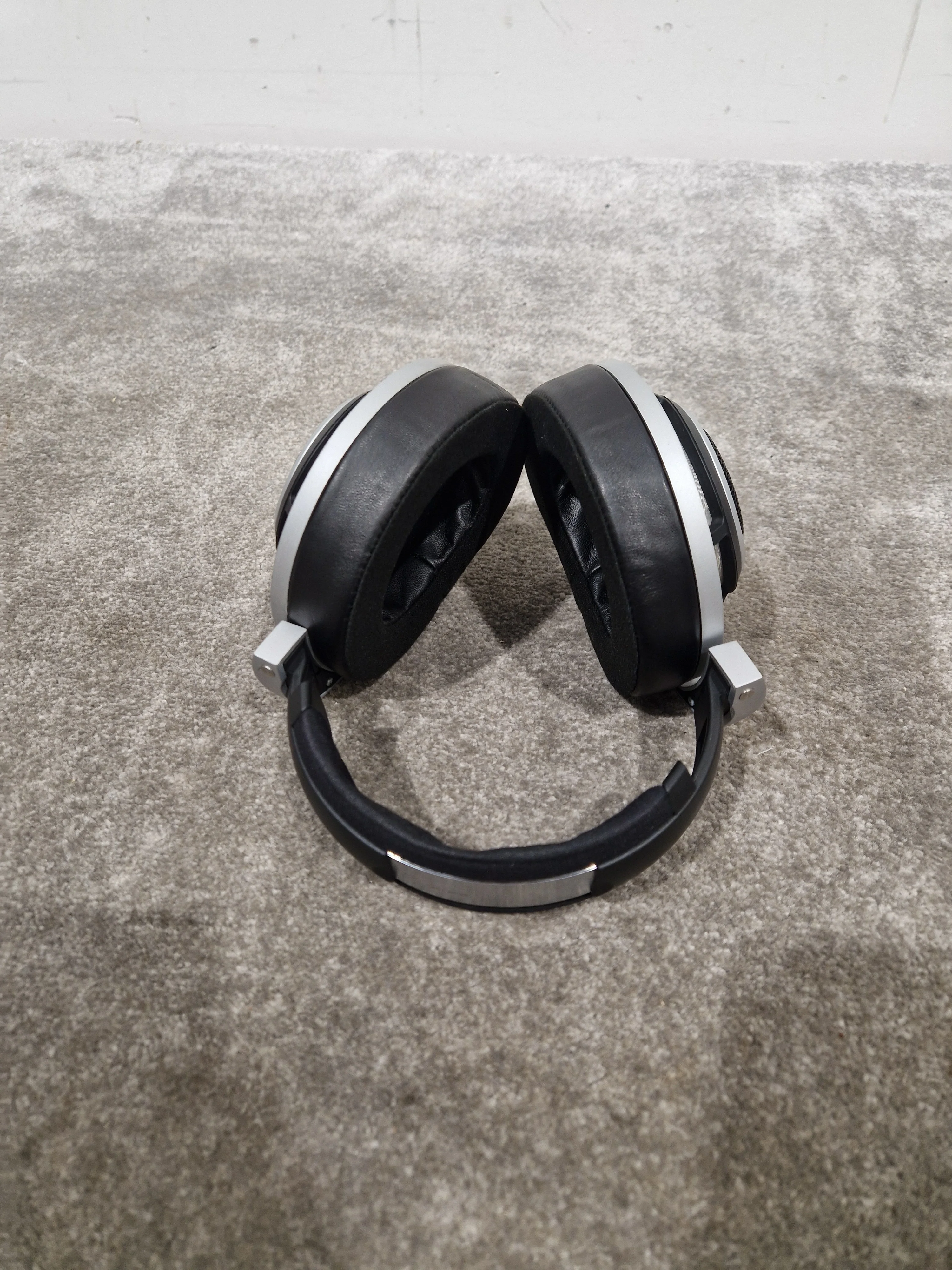 Sennheiser HD-800 - Audiophile Headphones - Very Good w/ Original Box & Hard Case & New Ear Pads - Image 20