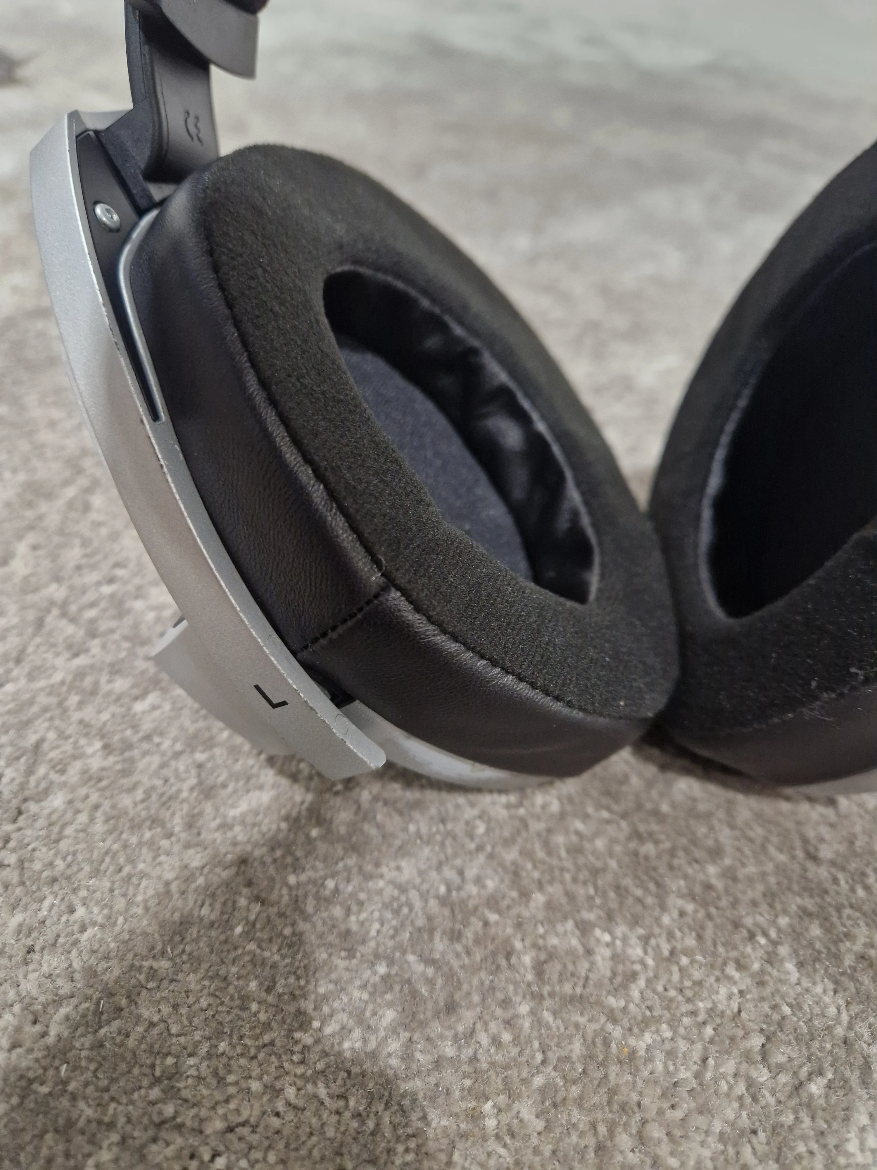 Sennheiser HD-800 - Audiophile Headphones - Very Good w/ Original Box & Hard Case & New Ear Pads - Image 22