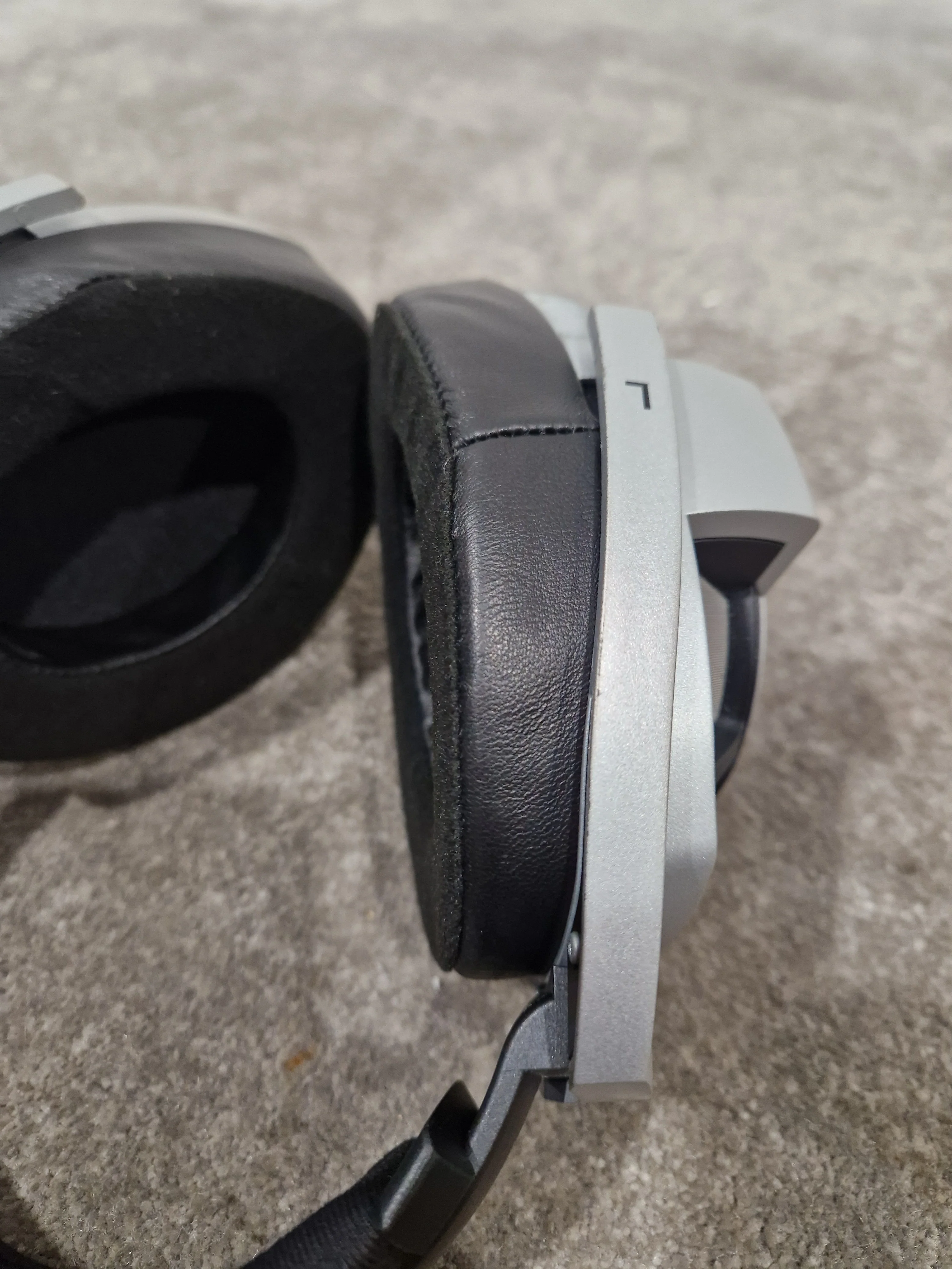 Sennheiser HD-800 - Audiophile Headphones - Very Good w/ Original Box & Hard Case & New Ear Pads - Image 23