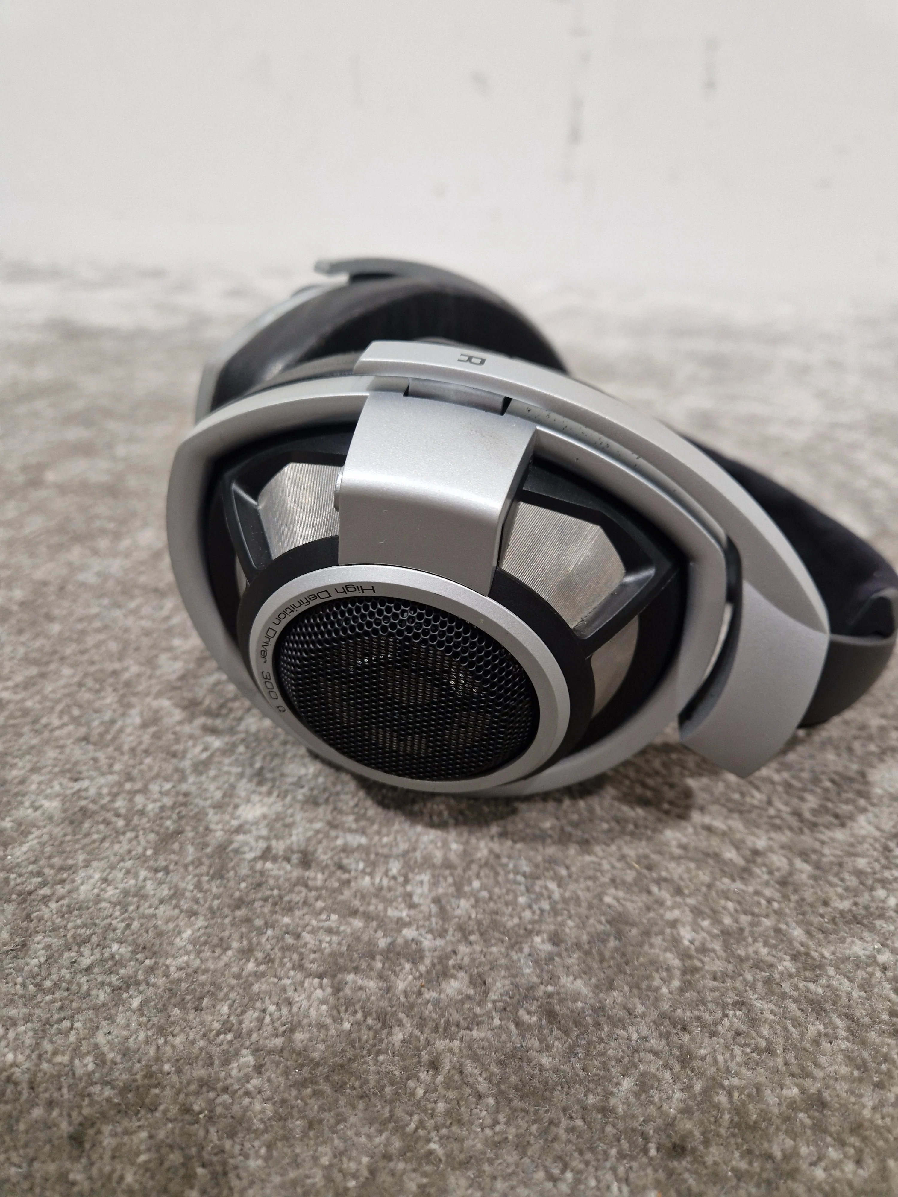 Sennheiser HD-800 - Audiophile Headphones - Very Good w/ Original Box & Hard Case & New Ear Pads - Image 3