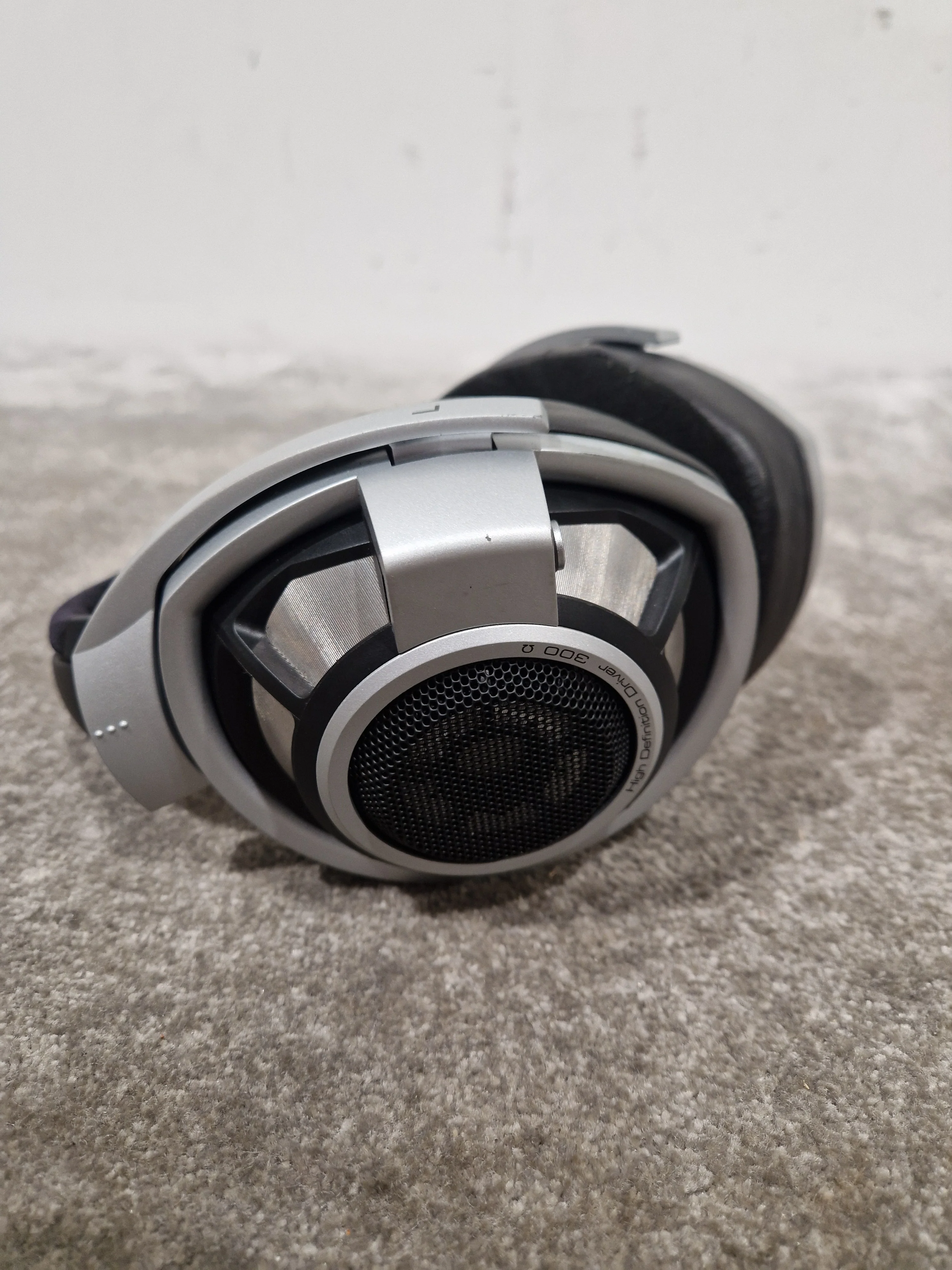 Sennheiser HD-800 - Audiophile Headphones - Very Good w/ Original Box & Hard Case & New Ear Pads - Image 4