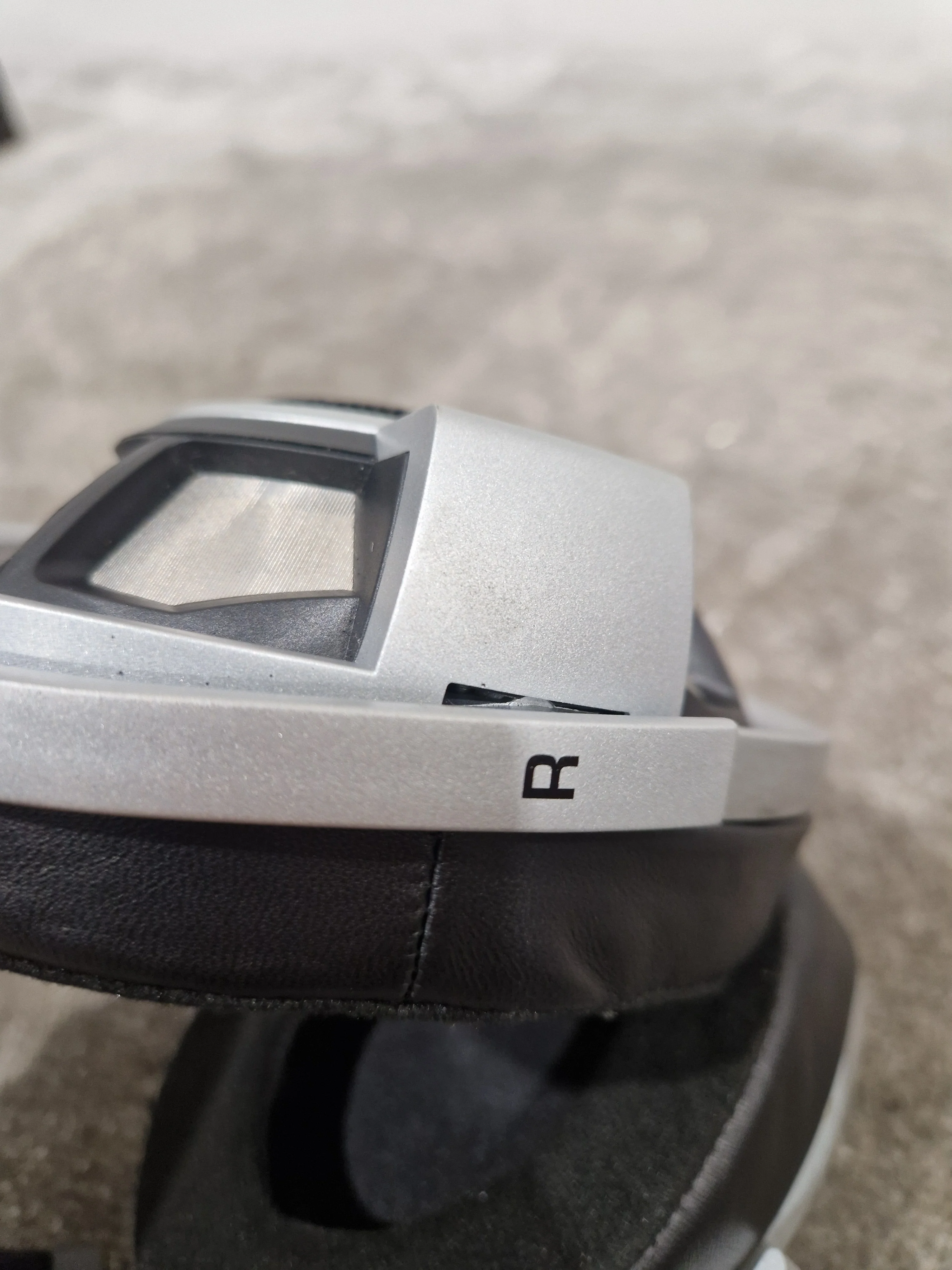 Sennheiser HD-800 - Audiophile Headphones - Very Good w/ Original Box & Hard Case & New Ear Pads - Image 5