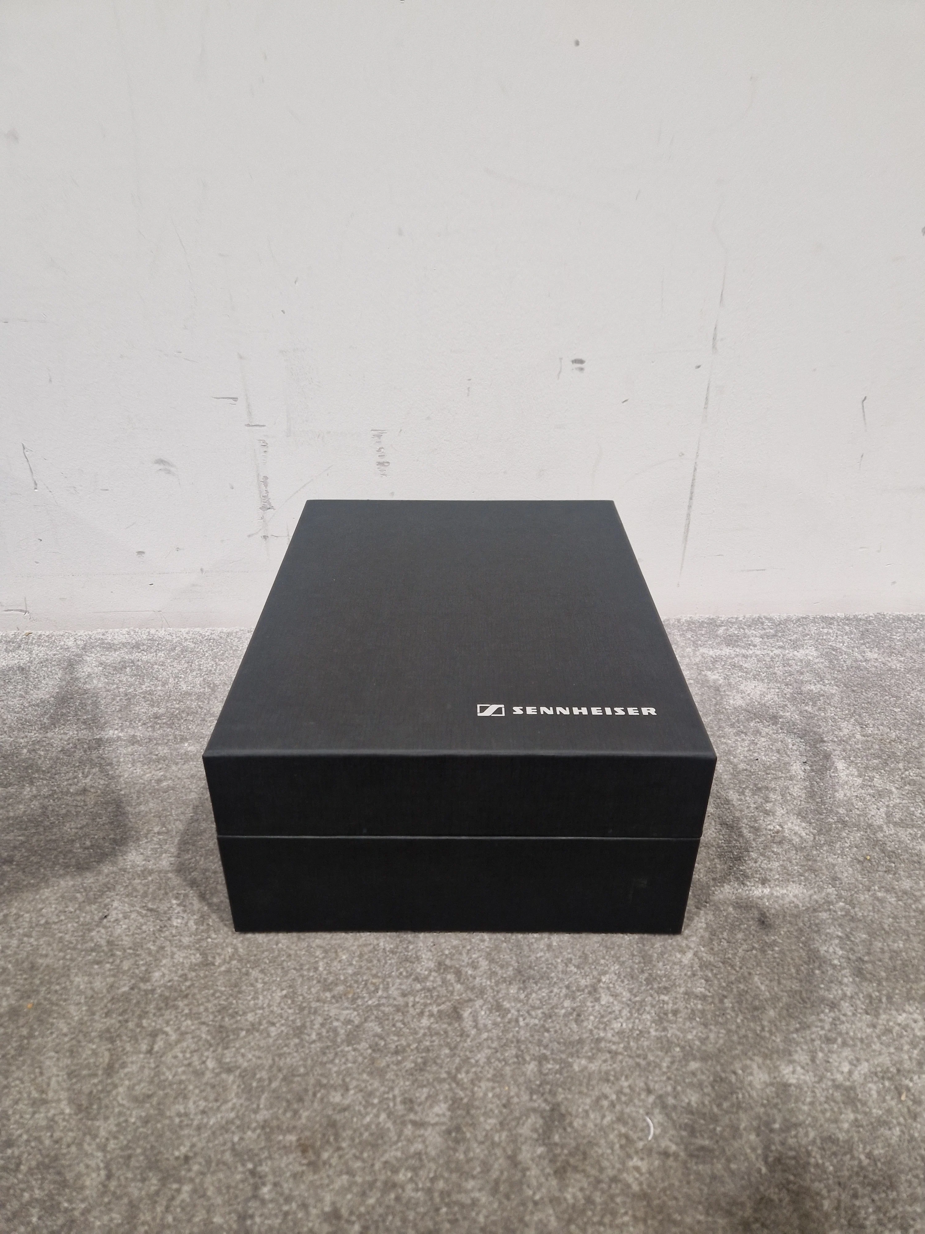 Sennheiser HD-800 - Audiophile Headphones - Very Good w/ Original Box & Hard Case & New Ear Pads - Image 6
