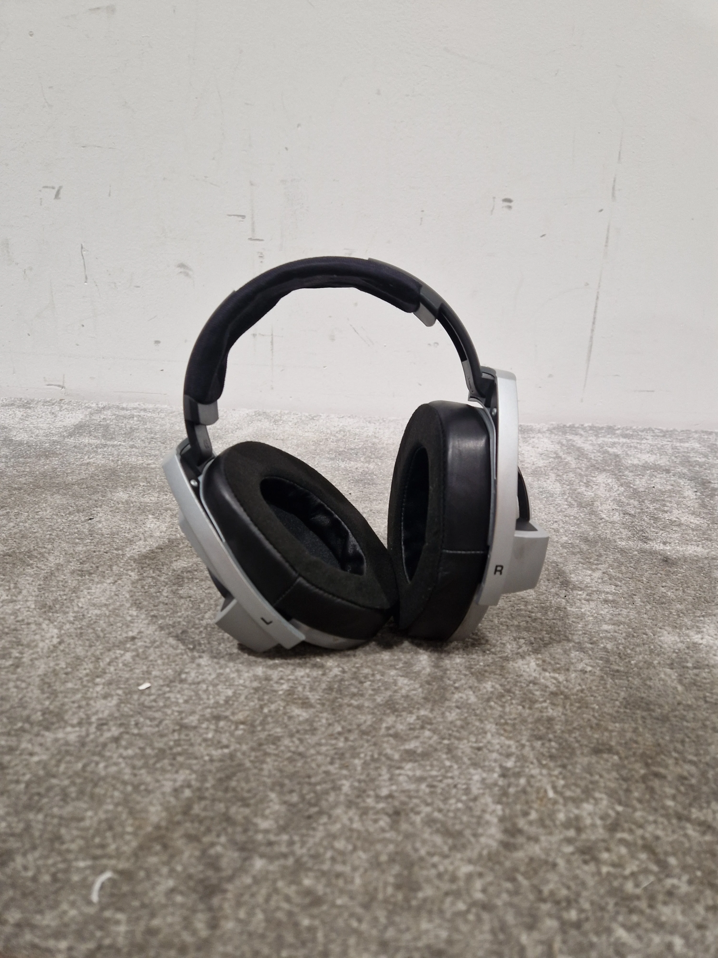 Sennheiser HD-800 - Audiophile Headphones - Very Good w/ Original Box & Hard Case & New Ear Pads - Image 8