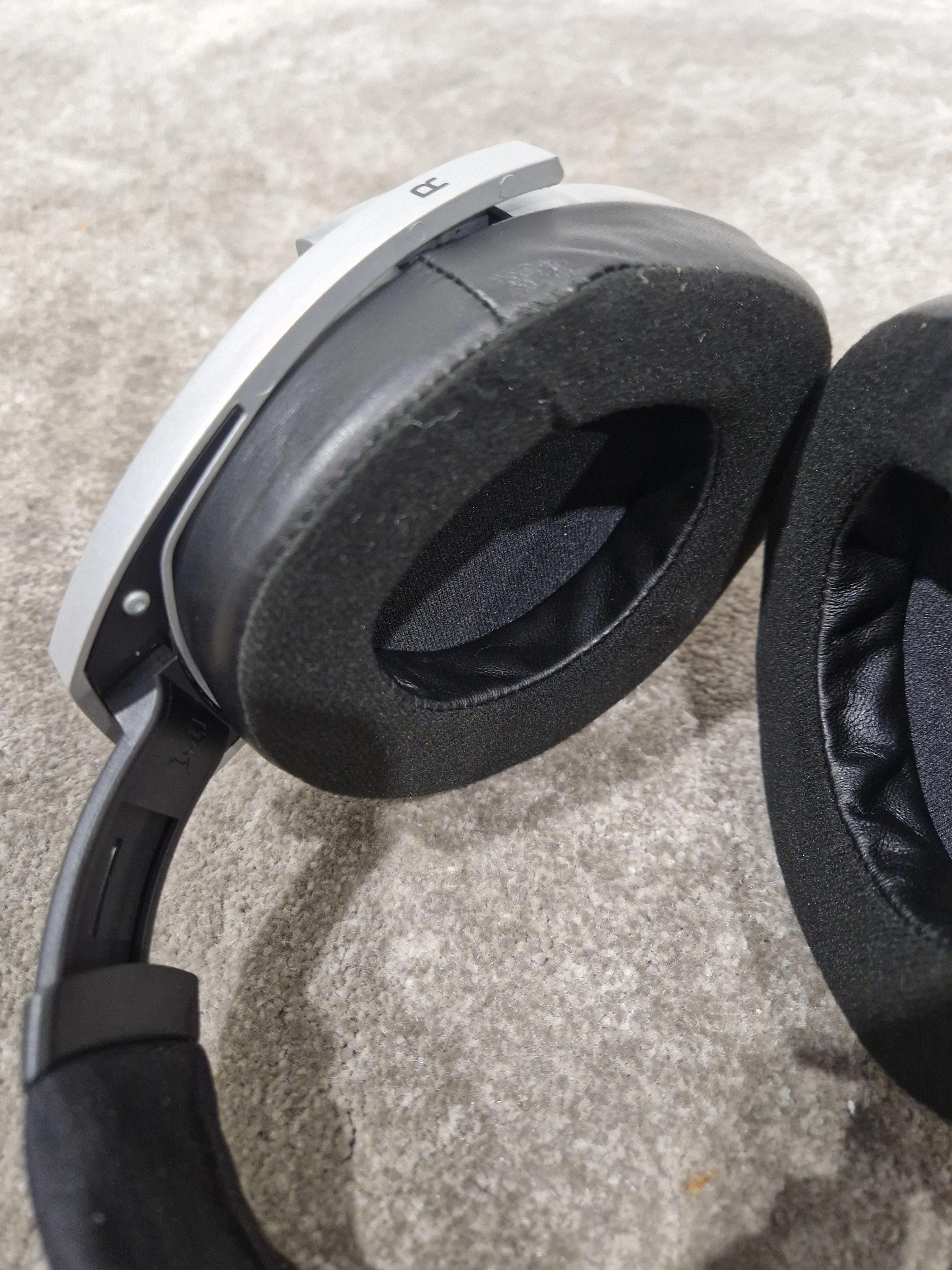 Sennheiser HD-800 - Audiophile Headphones - Very Good w/ Original Box & Hard Case & New Ear Pads - Image 9