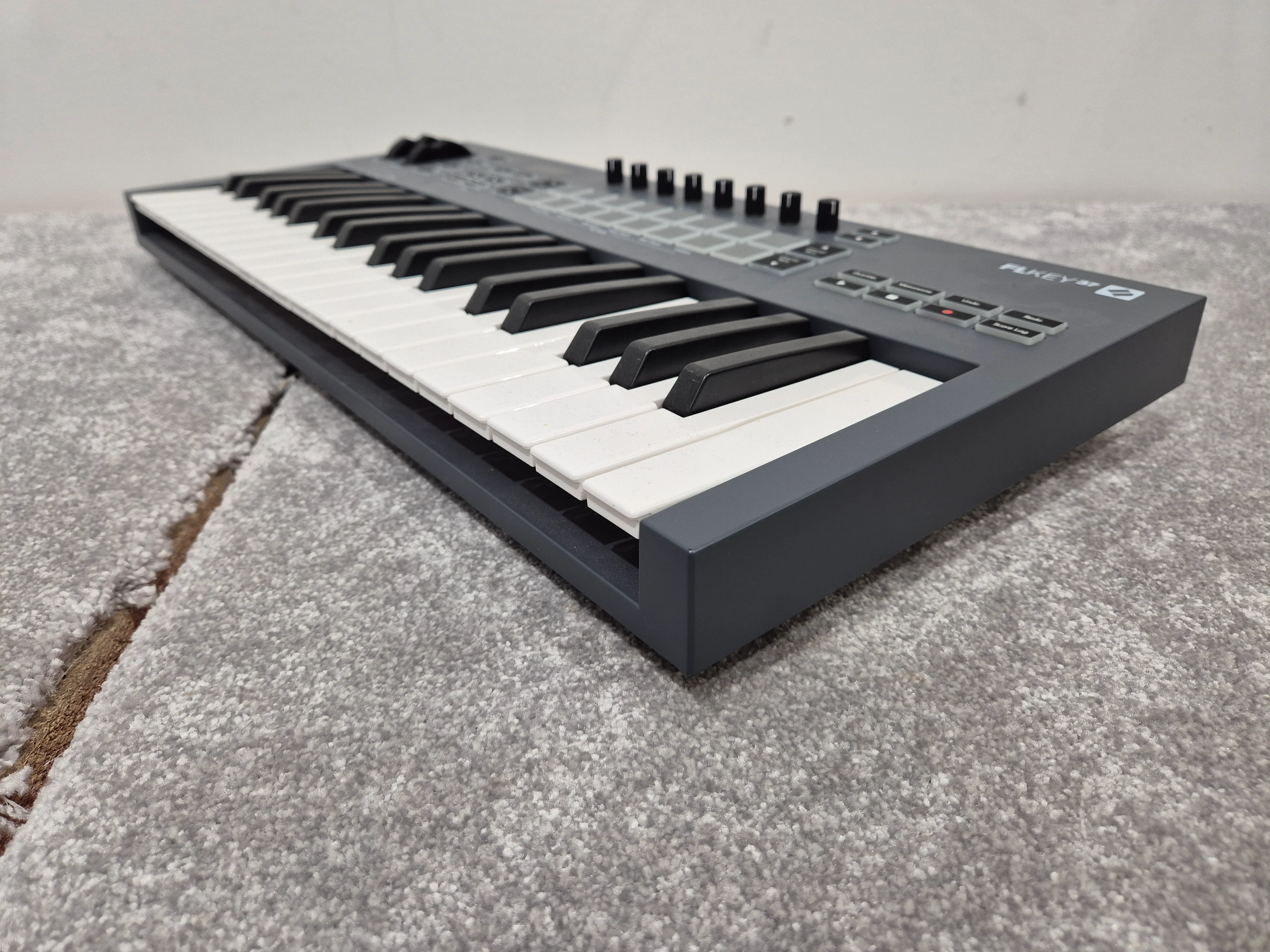 Novation FLkey 37 - MIDI Keyboard Controller - Image 9