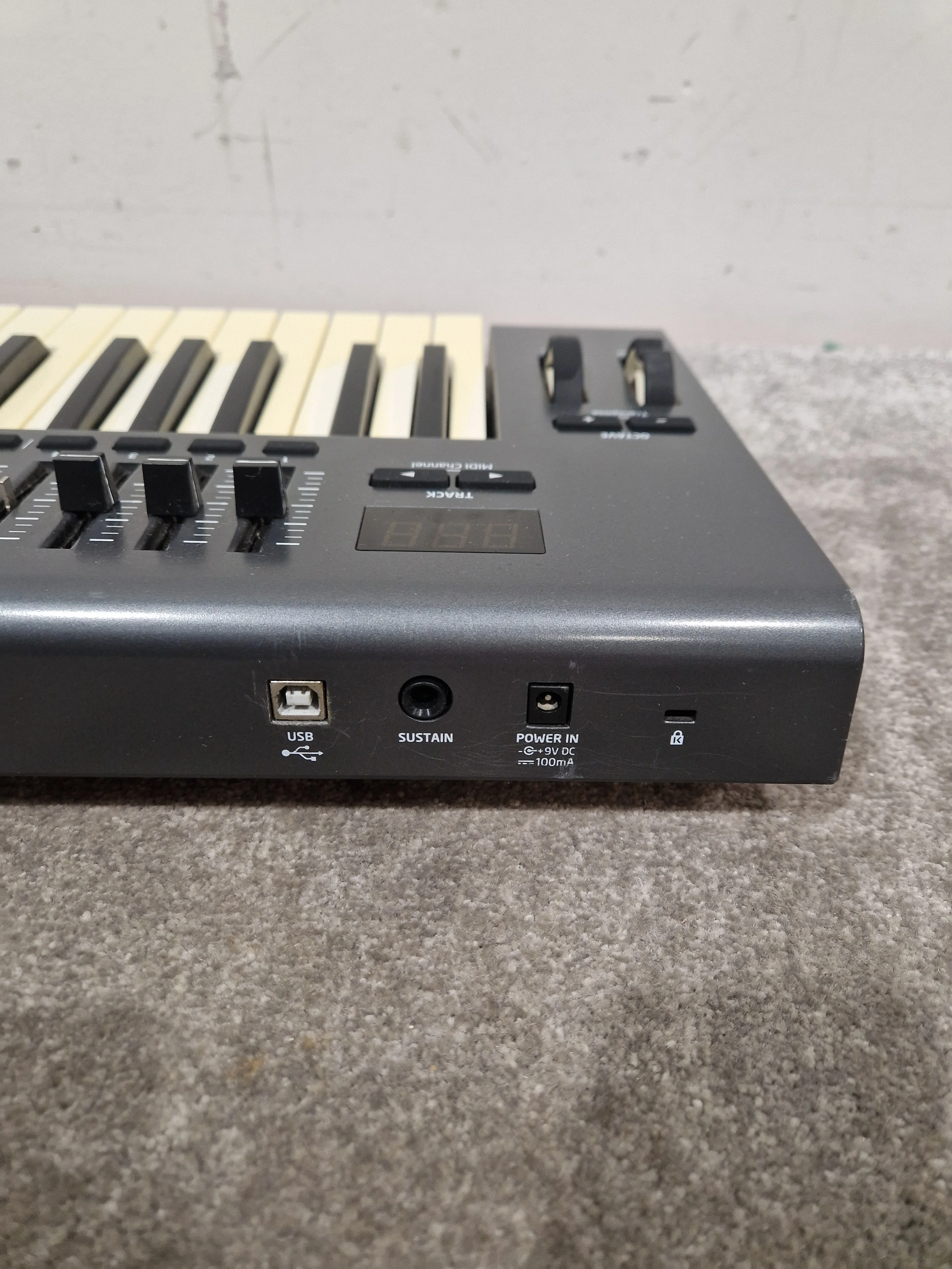 Novation Launchkey 49 - MIDI Keyboard Controller - 49-Key - Fair - Image 11