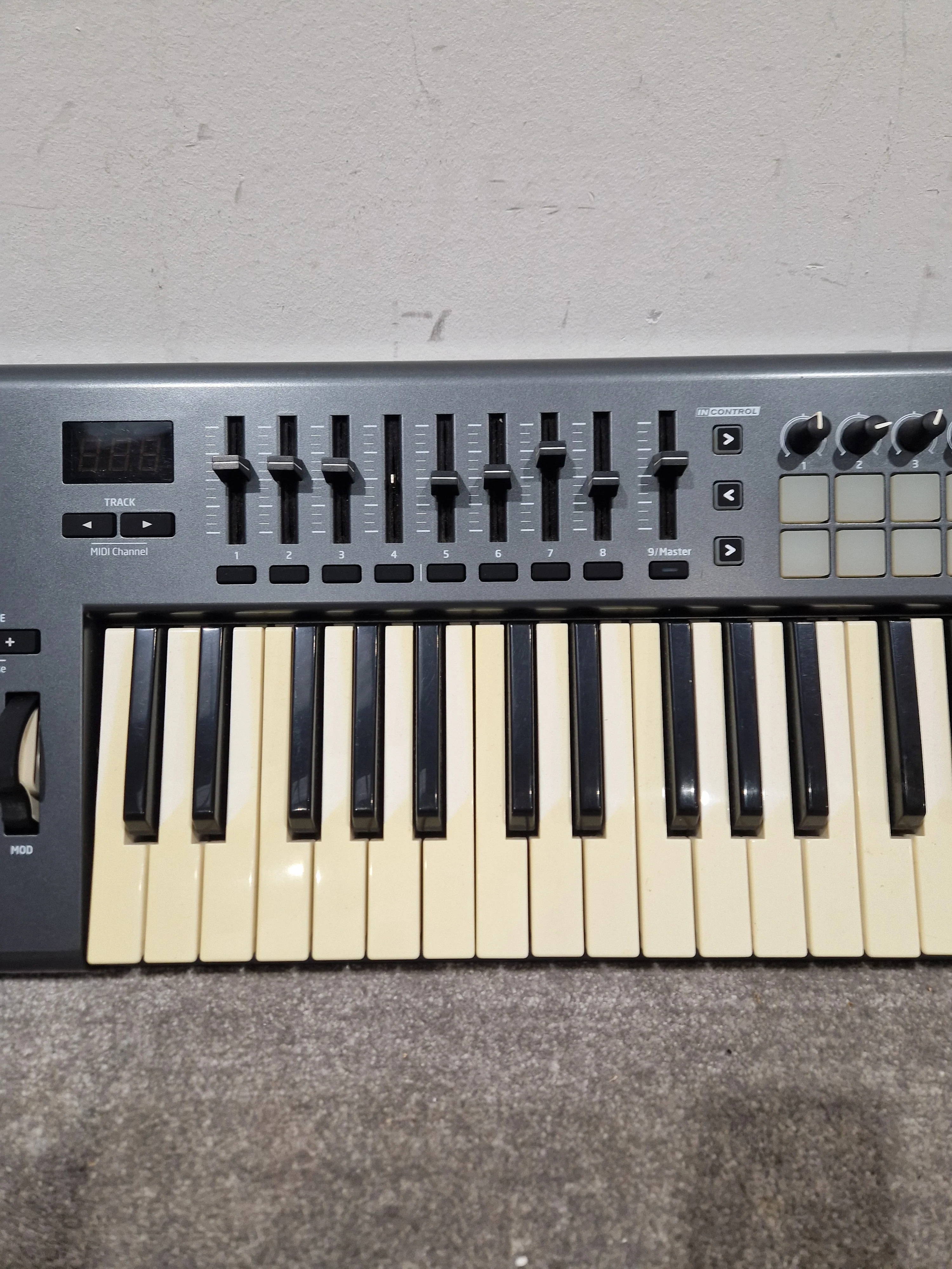 Novation Launchkey 49 - MIDI Keyboard Controller - 49-Key - Fair - Image 12