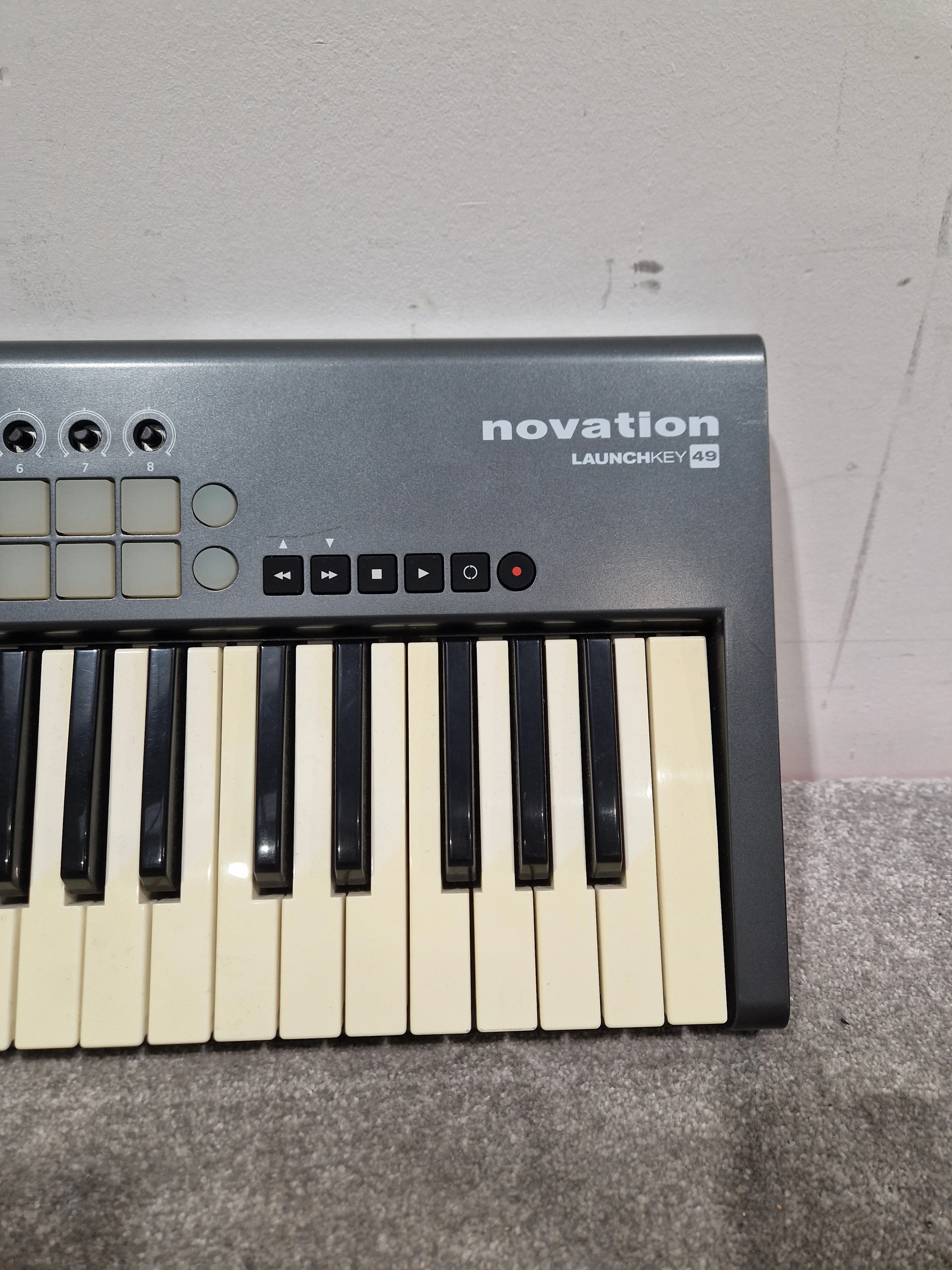 Novation Launchkey 49 - MIDI Keyboard Controller - 49-Key - Fair - Image 3