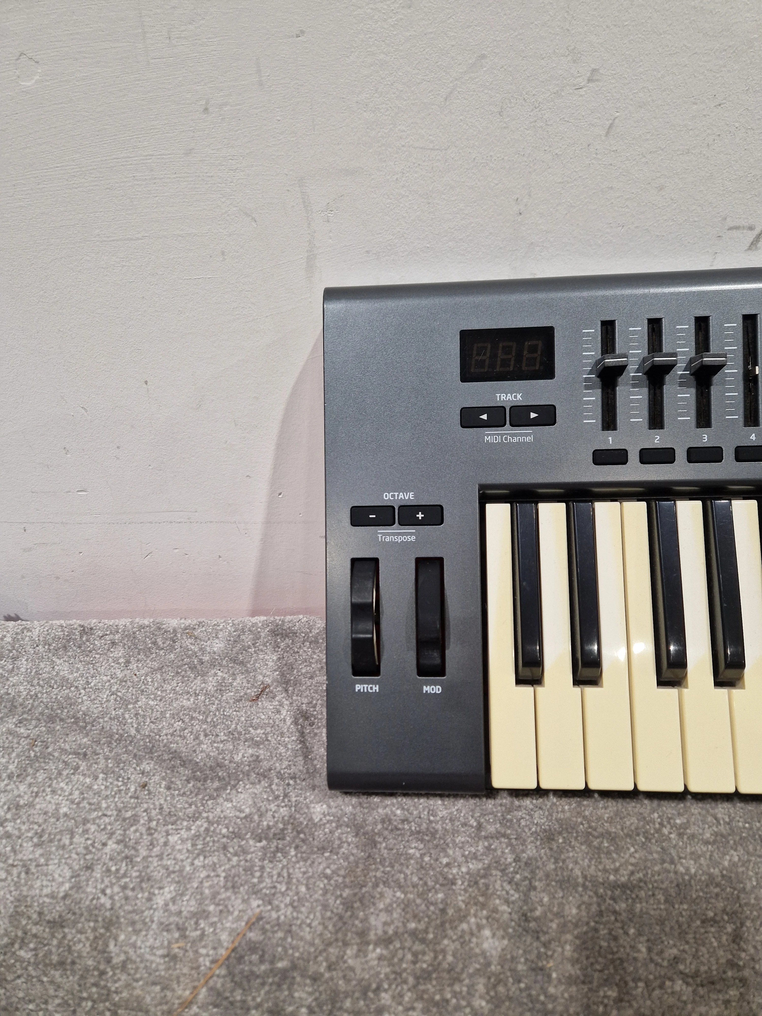 Novation Launchkey 49 - MIDI Keyboard Controller - 49-Key - Fair - Image 5