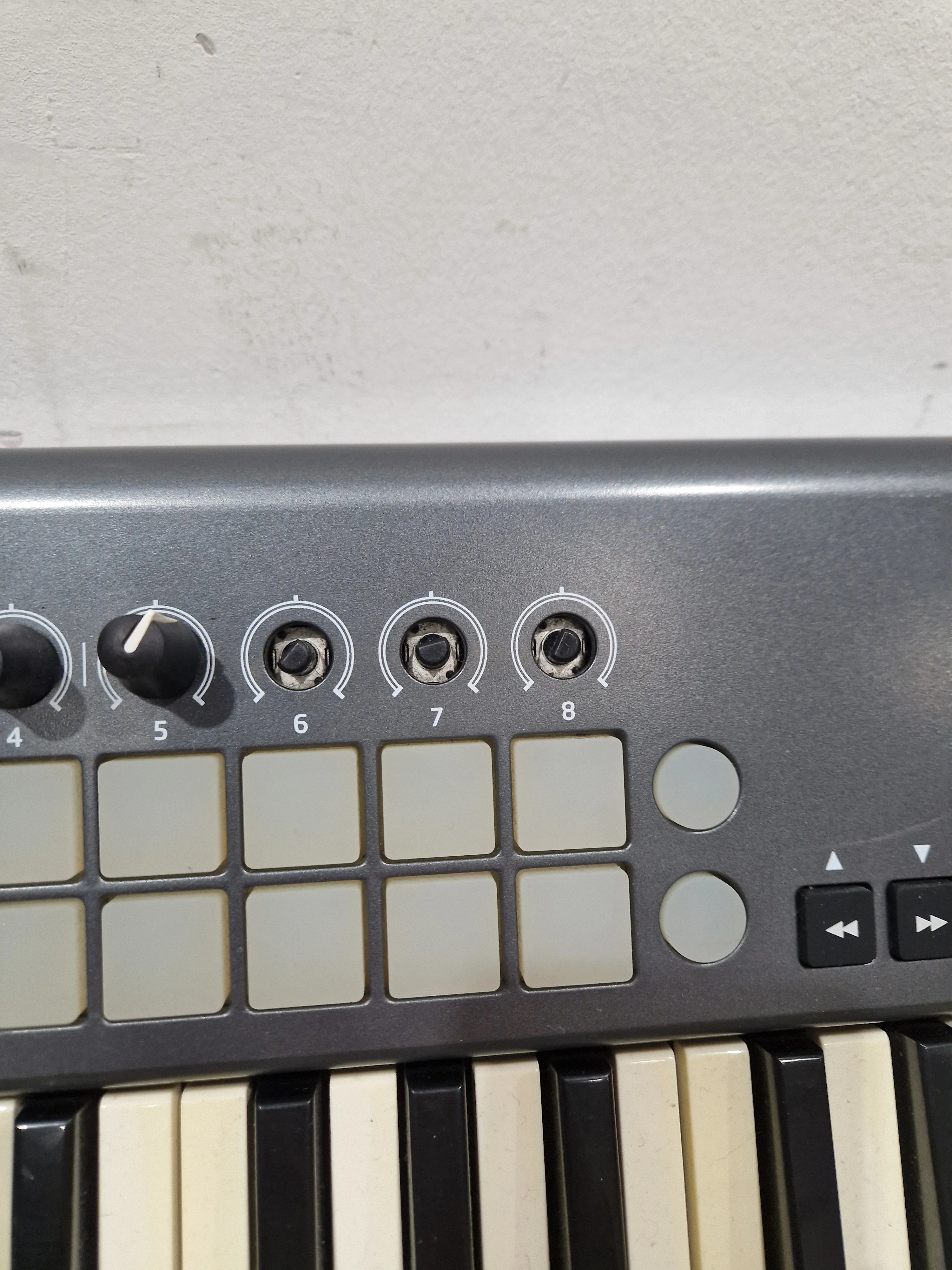 Novation Launchkey 49 - MIDI Keyboard Controller - 49-Key - Fair - Image 6