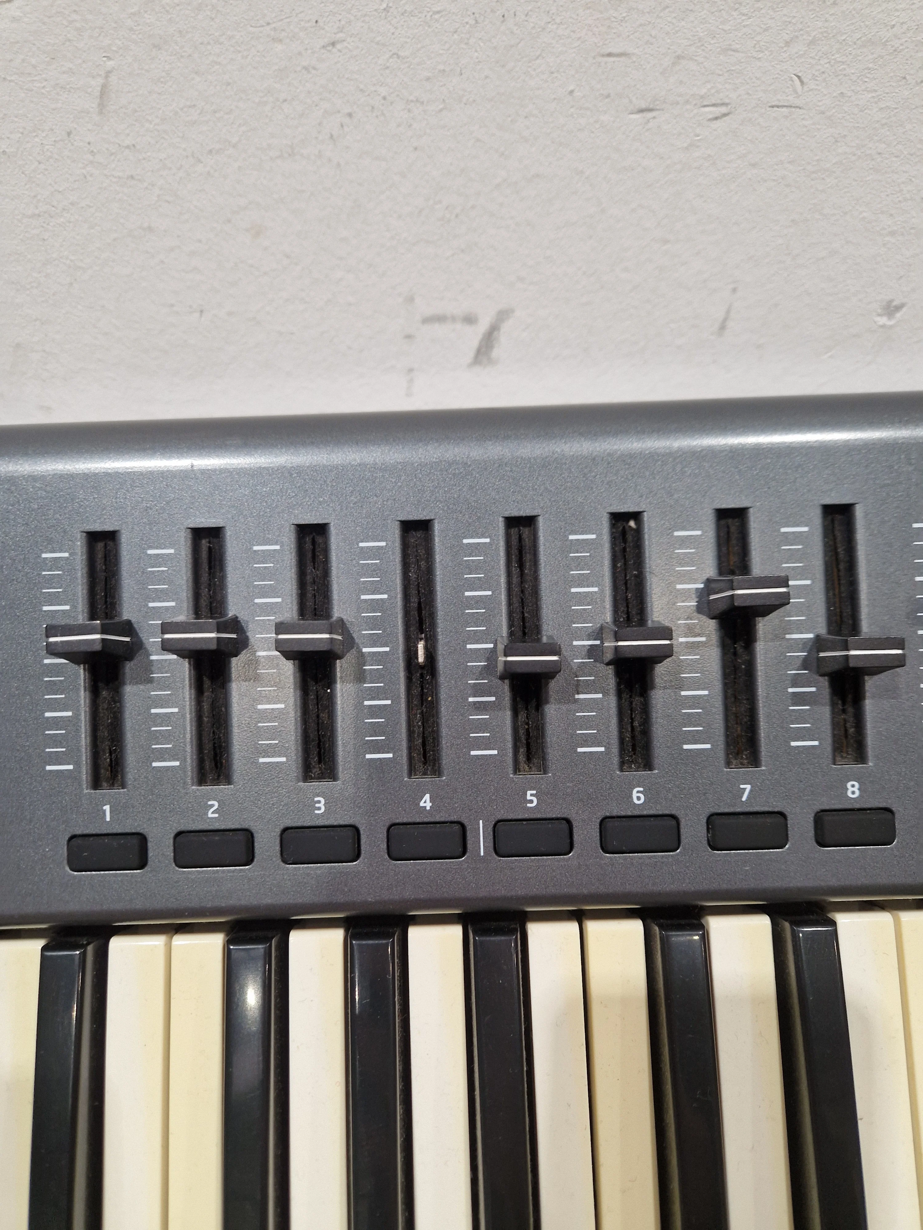 Novation Launchkey 49 - MIDI Keyboard Controller - 49-Key - Fair - Image 7
