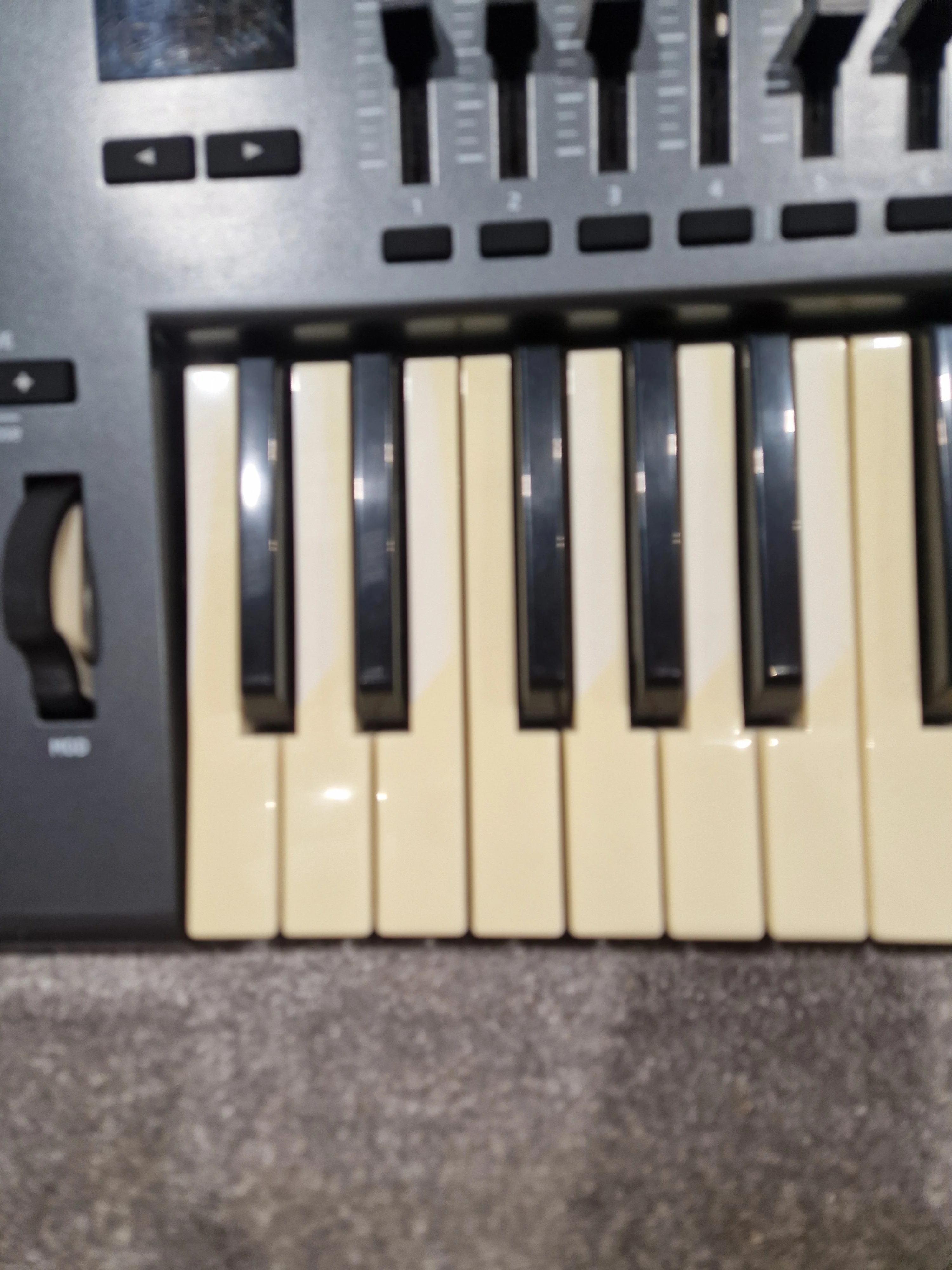 Novation Launchkey 49 - MIDI Keyboard Controller - 49-Key - Fair - Image 8