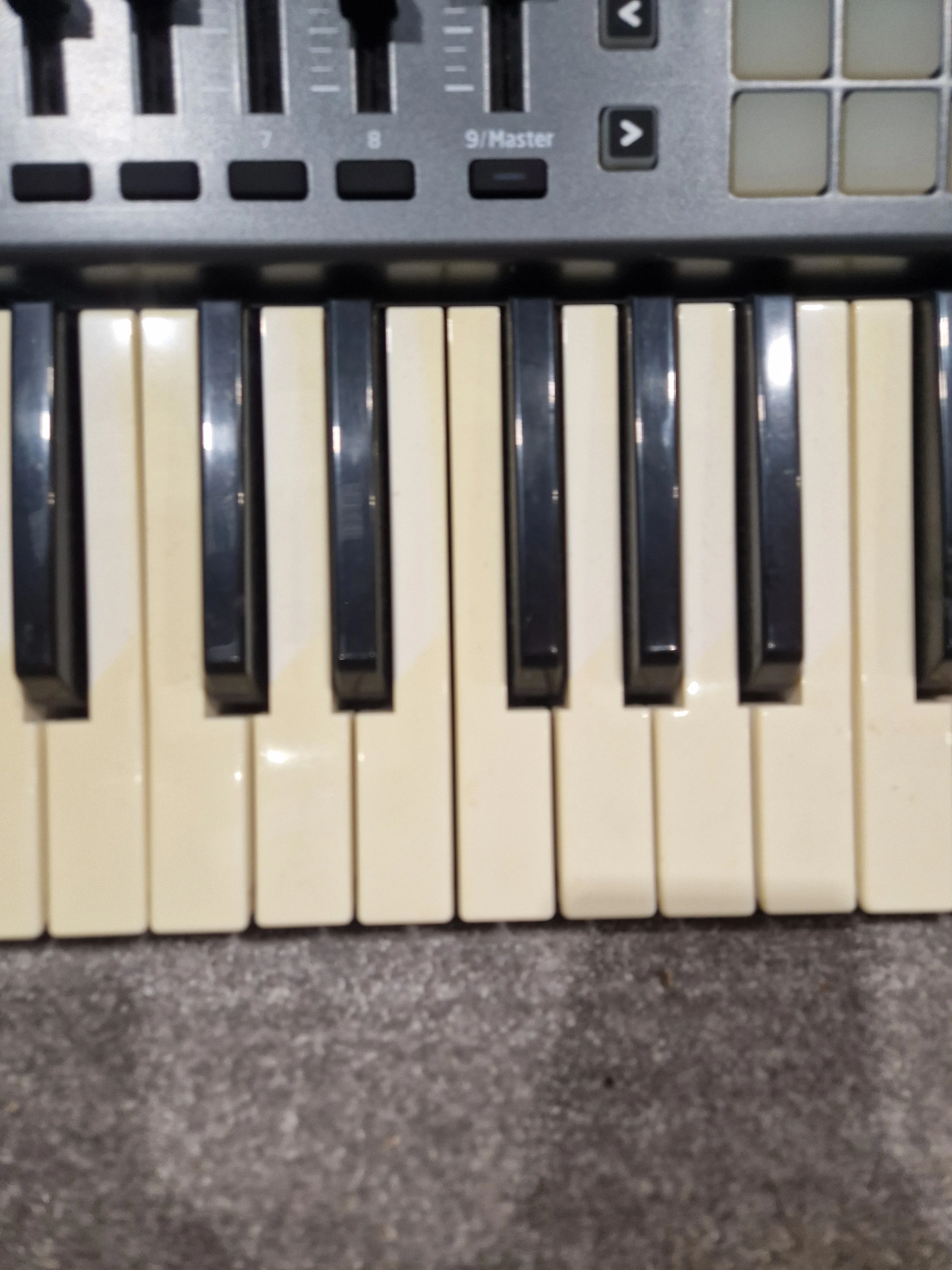 Novation Launchkey 49 - MIDI Keyboard Controller - 49-Key - Fair - Image 9
