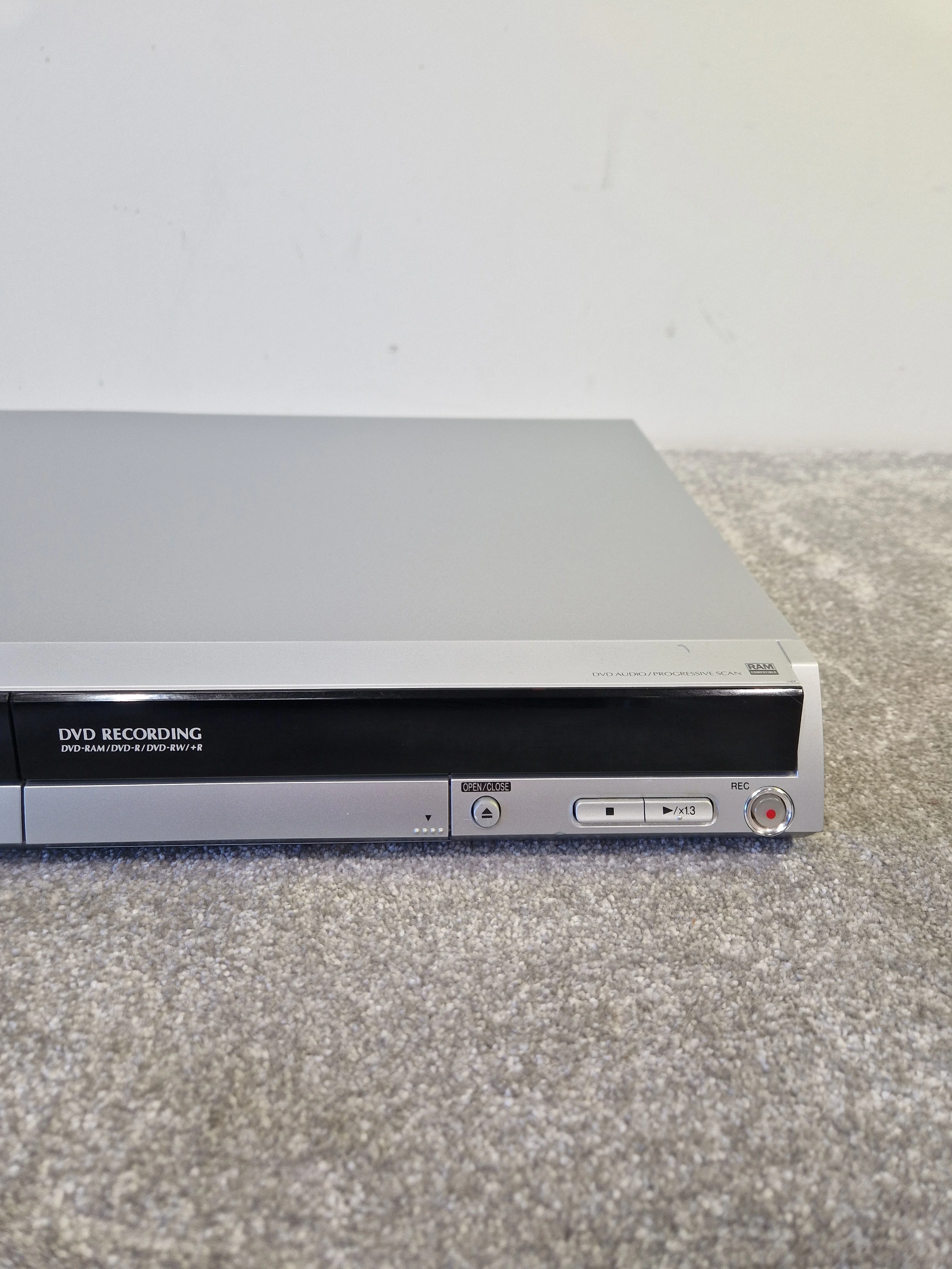 Panasonic DMR-ES10EB-S DVD Recorder - Multi-format Recording - (READ DESCRIPTION) - Image 3