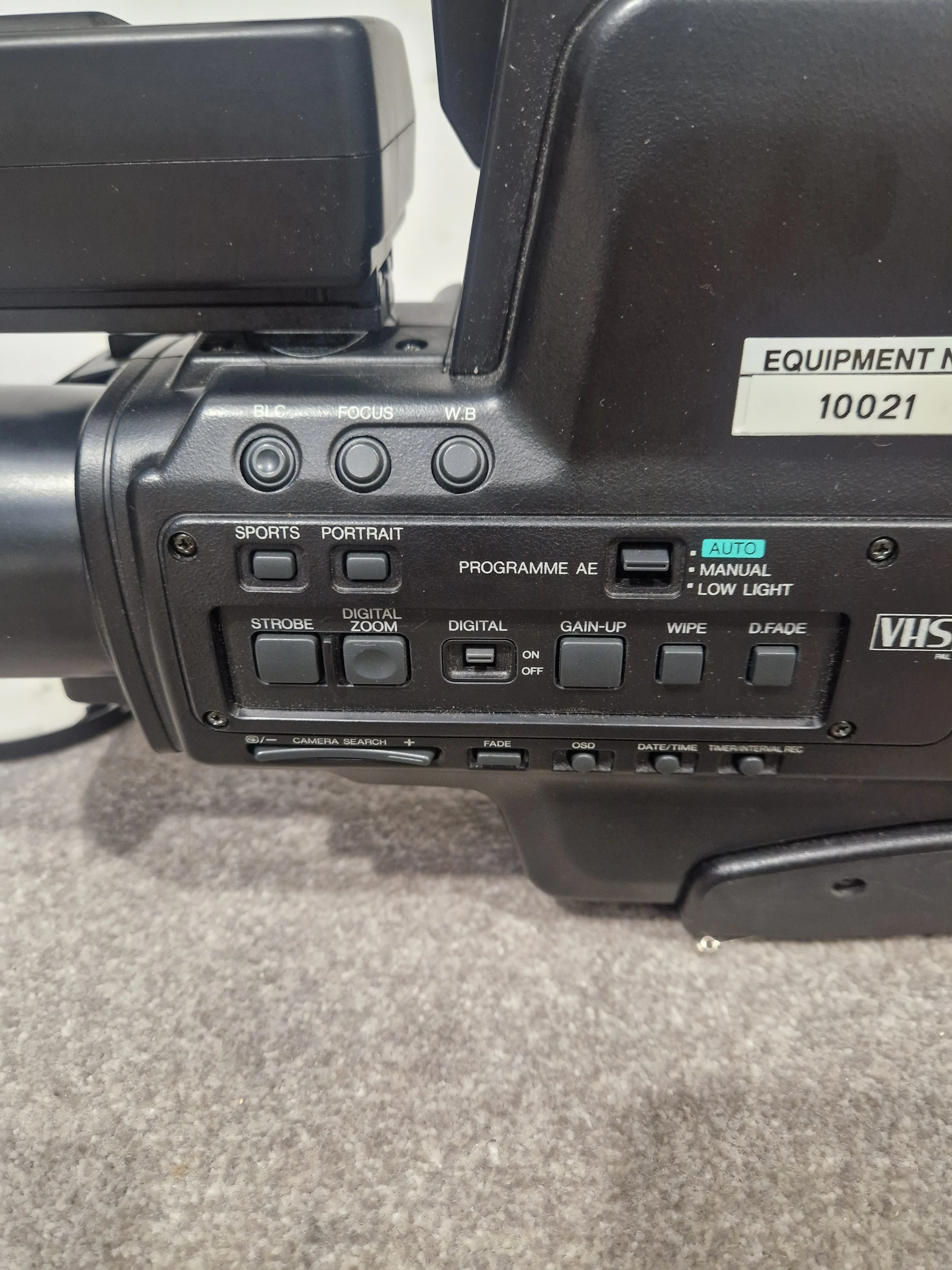 Panasonic NV-M50 - Compact VHS-C Camcorder - Spares or Repair w/ Hard Case & Panasonic AC adapter VW-AM10 - Image 4