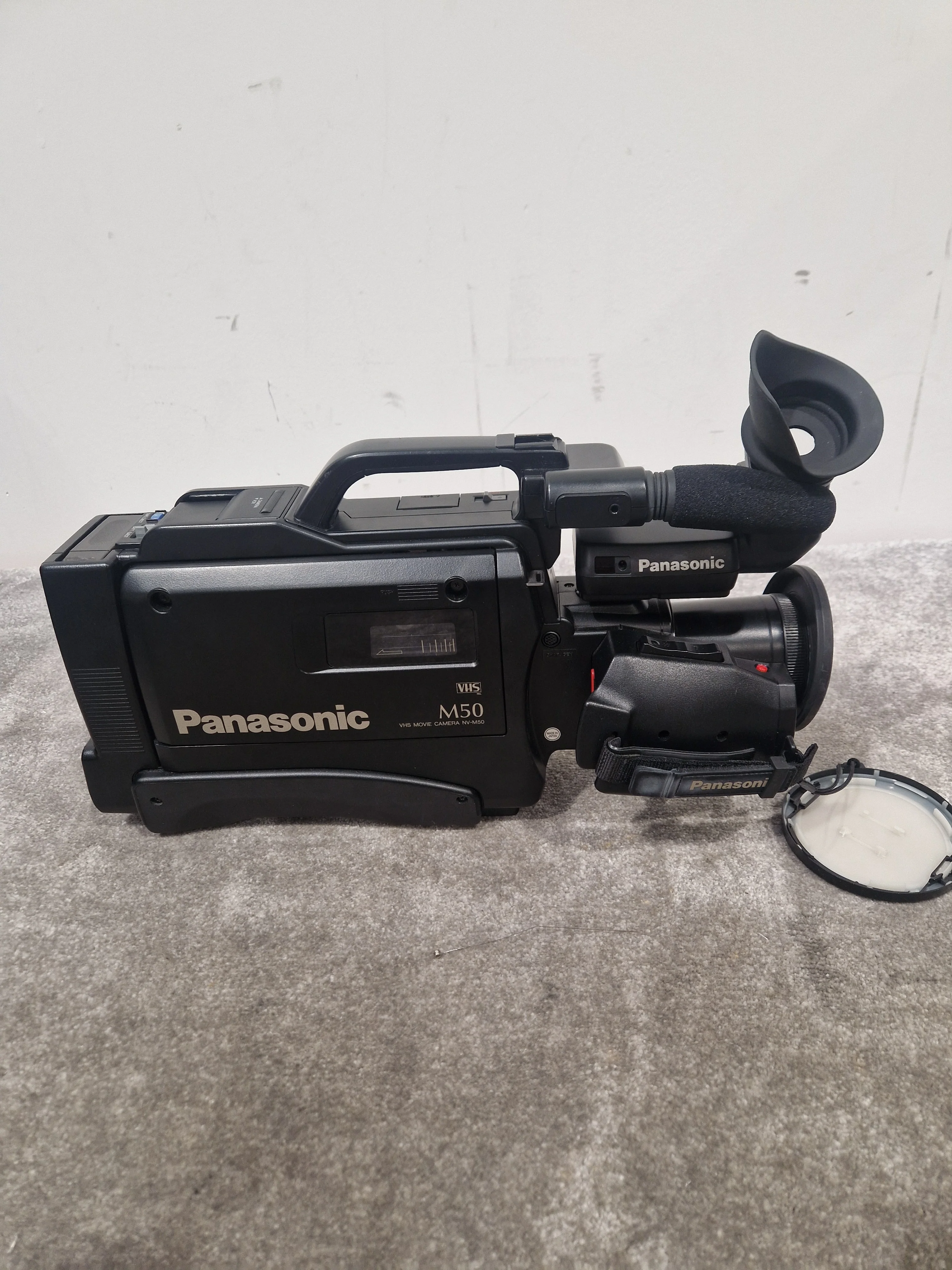 Panasonic NV-M50 - Compact VHS-C Camcorder - Spares or Repair w/ Hard Case & Panasonic AC adapter VW-AM10 - Image 7