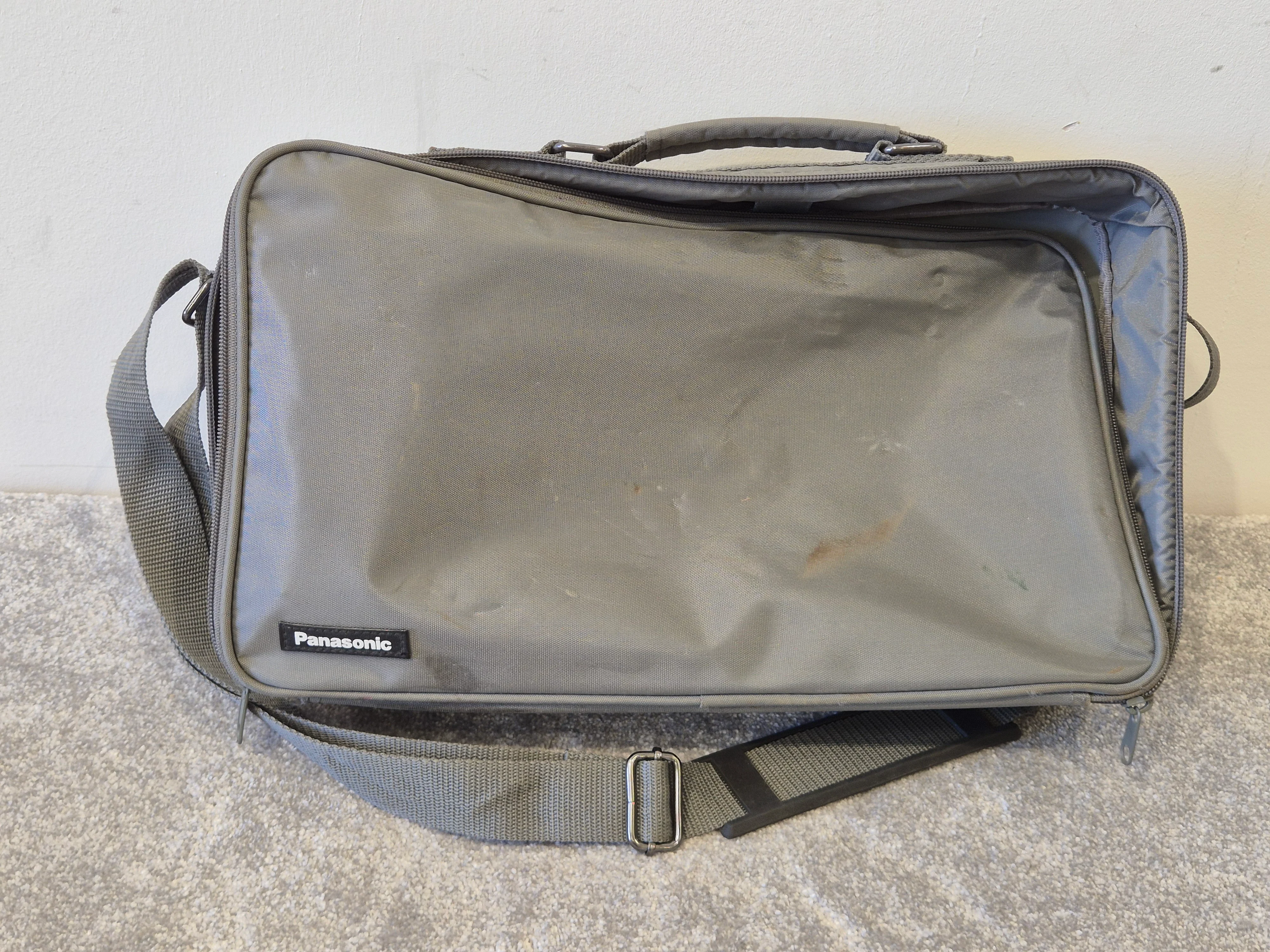 Panasonic PT-LB51NT - Projector - Very Good Condition w/ Soft Case & Remote - Image 7