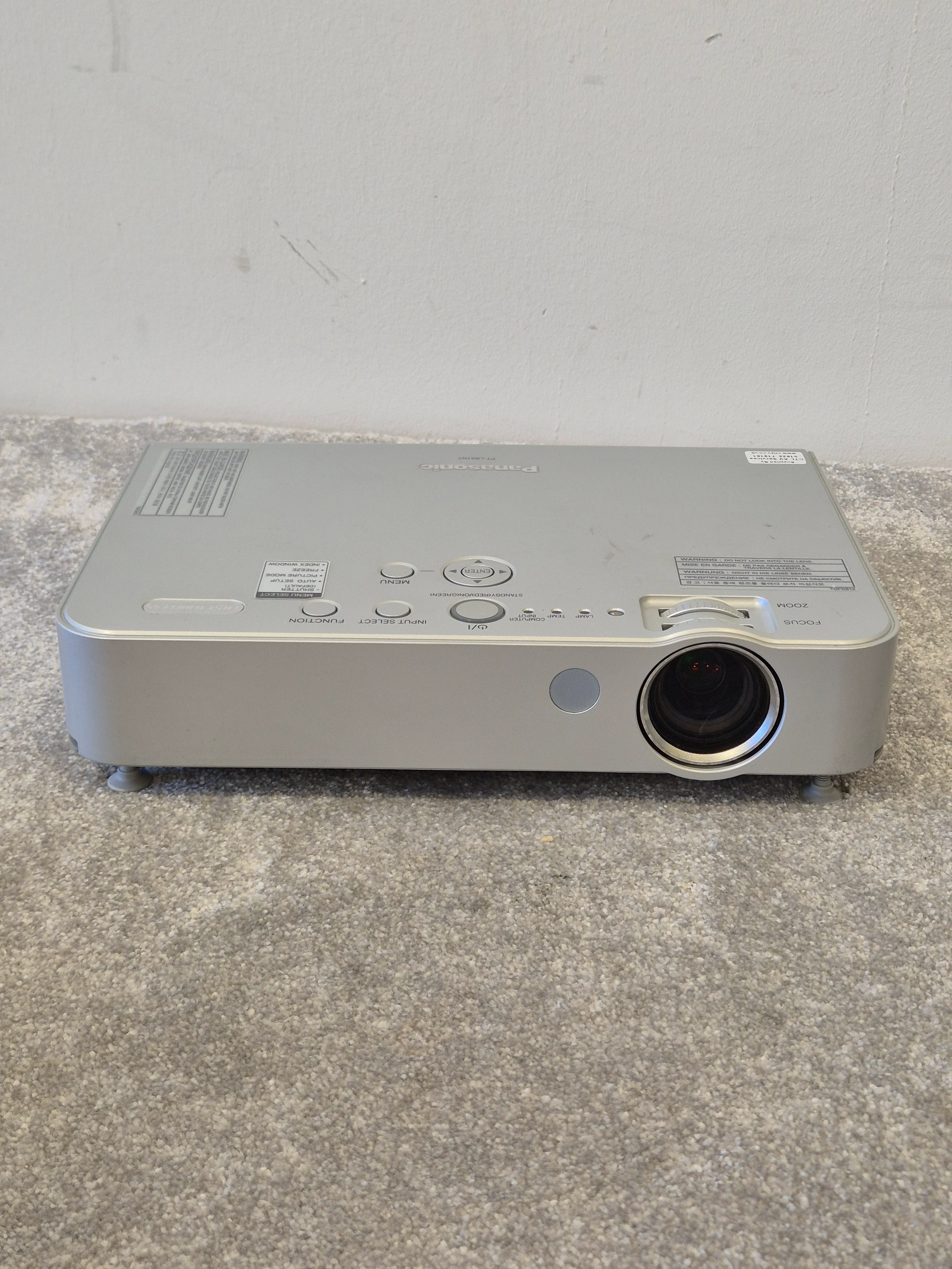 Panasonic PT-LB51NT - Projector - Very Good Condition w/ Soft Case & Remote - Image 8