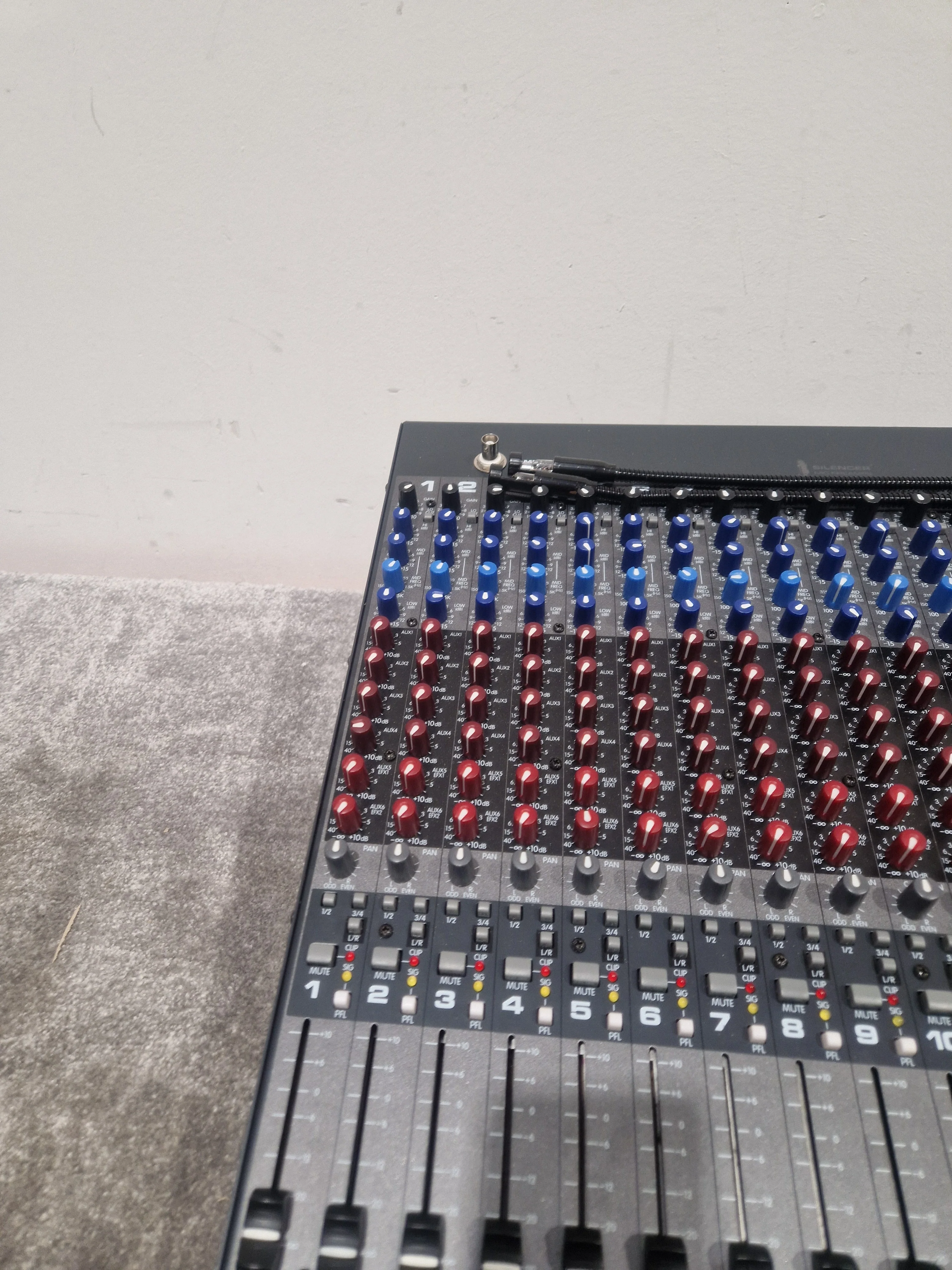 Peavey 24FX - 24-Channel Mixer - Fair - Image 10