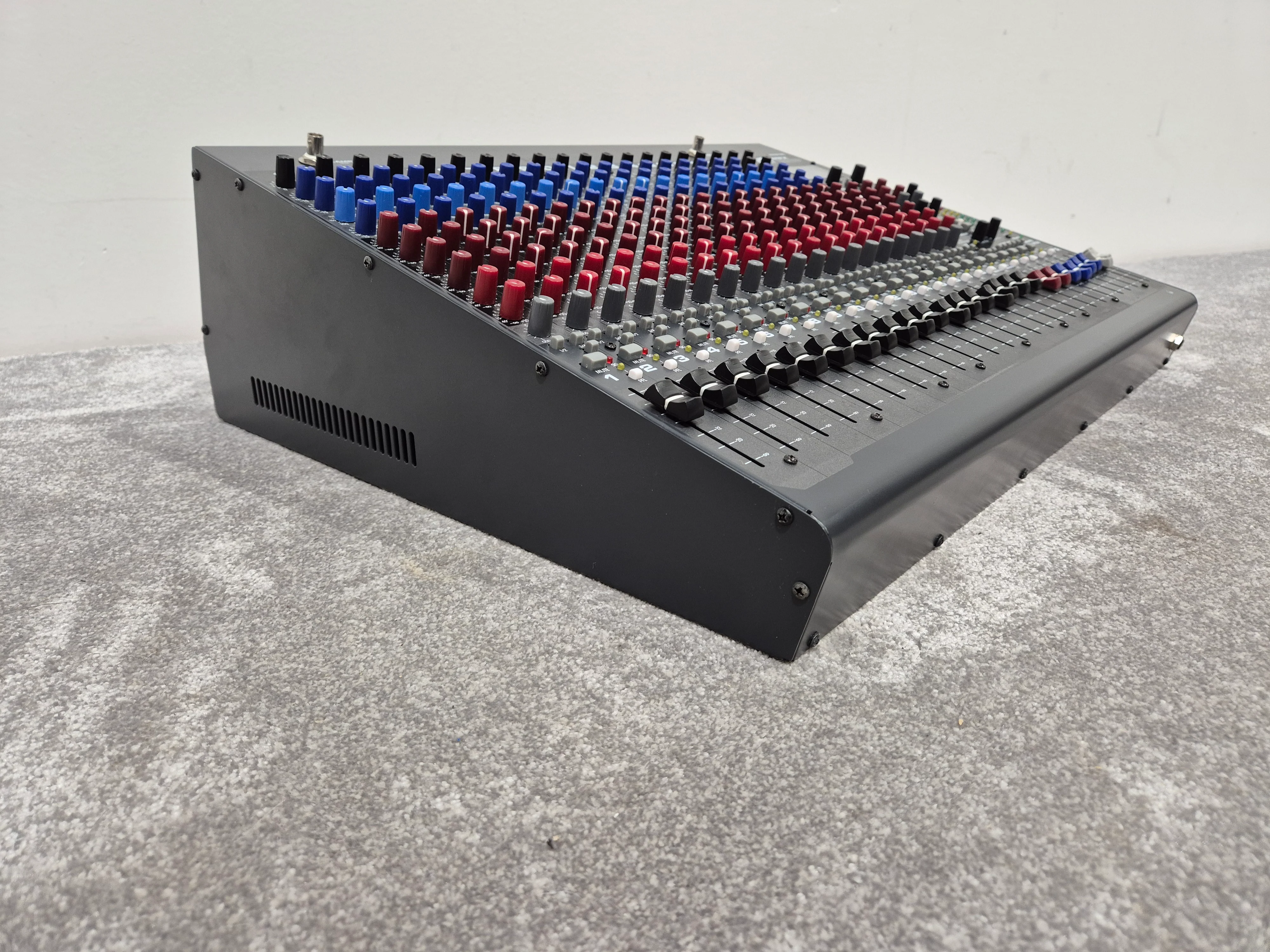 Peavey 24FX - 24-Channel Mixer with Dual DSP Engines w/ Flight Case - Image 10