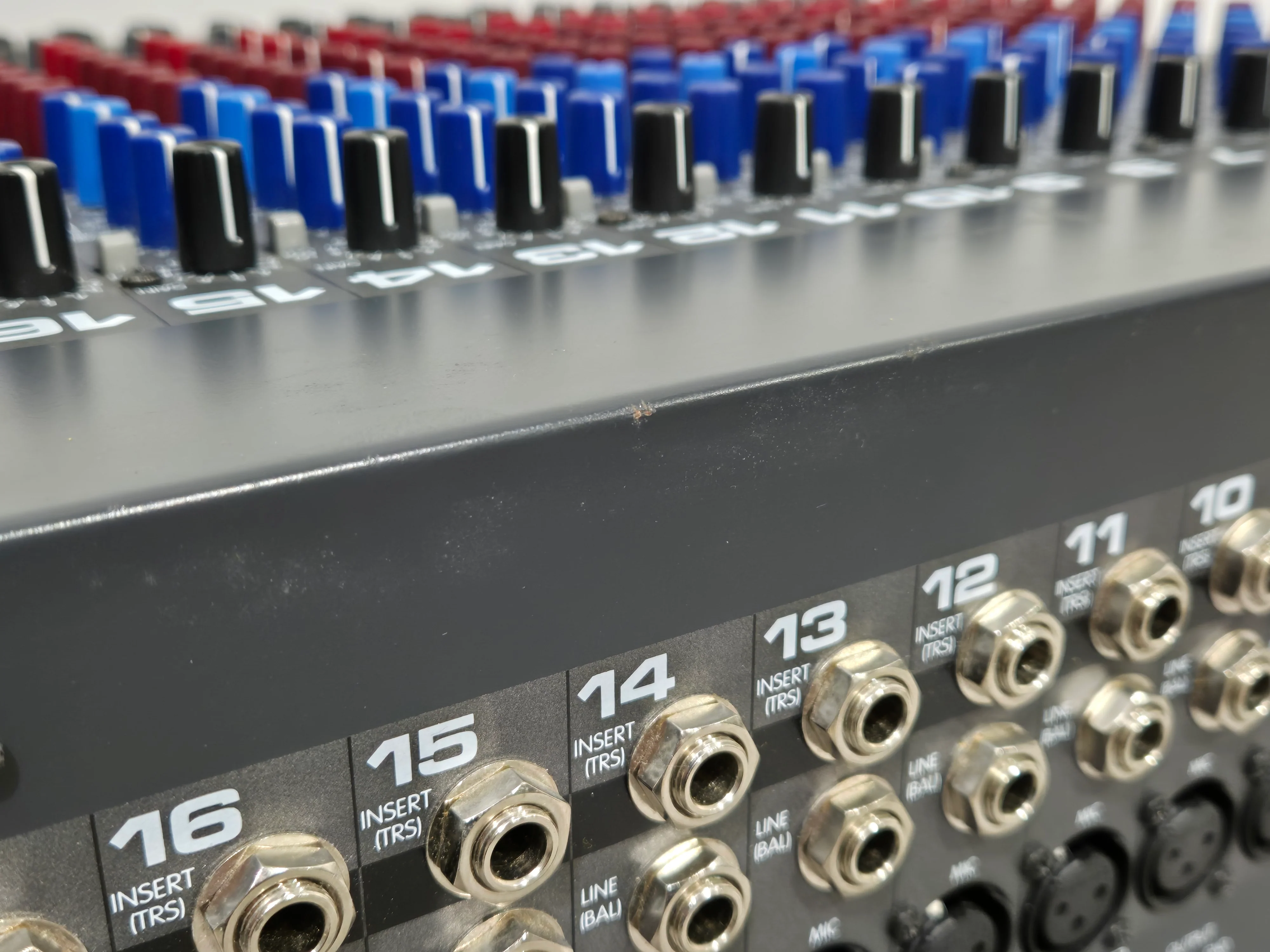 Peavey 24FX - 24-Channel Mixer with Dual DSP Engines w/ Flight Case - Image 17