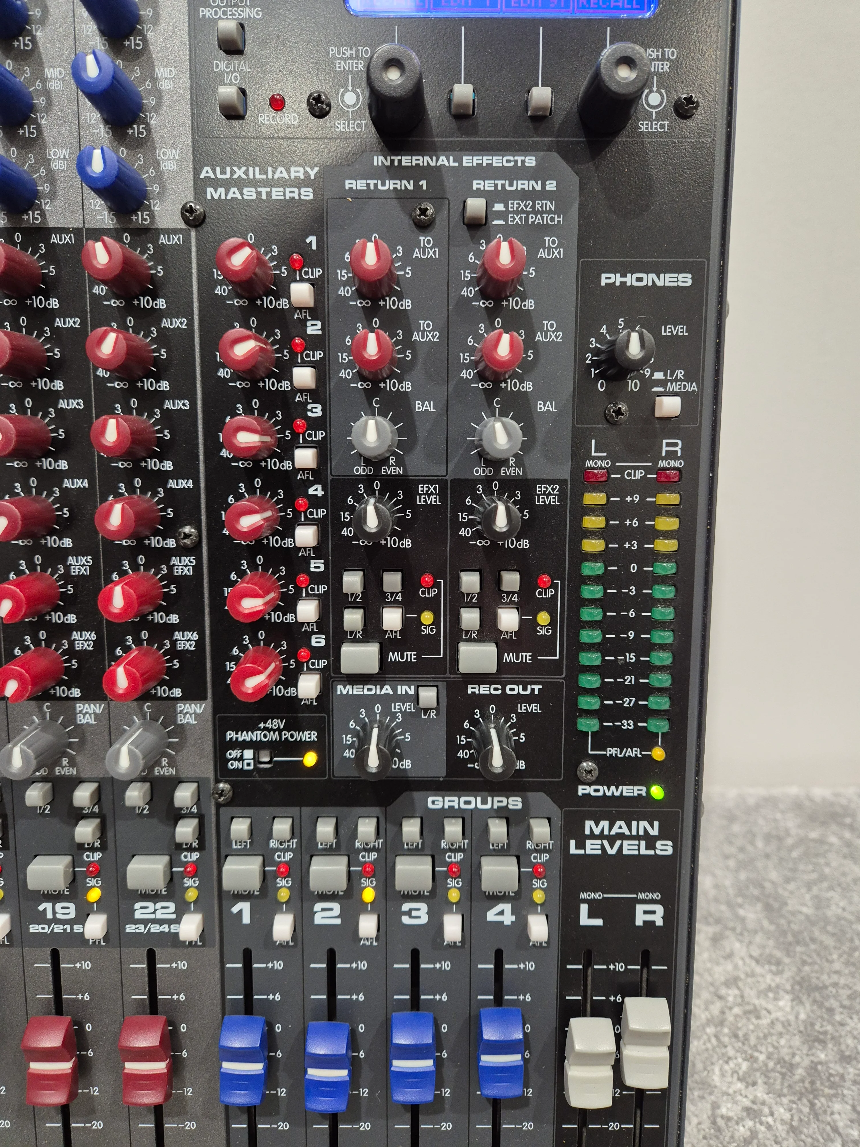Peavey 24FX - 24-Channel Mixer with Dual DSP Engines w/ Flight Case - Image 3