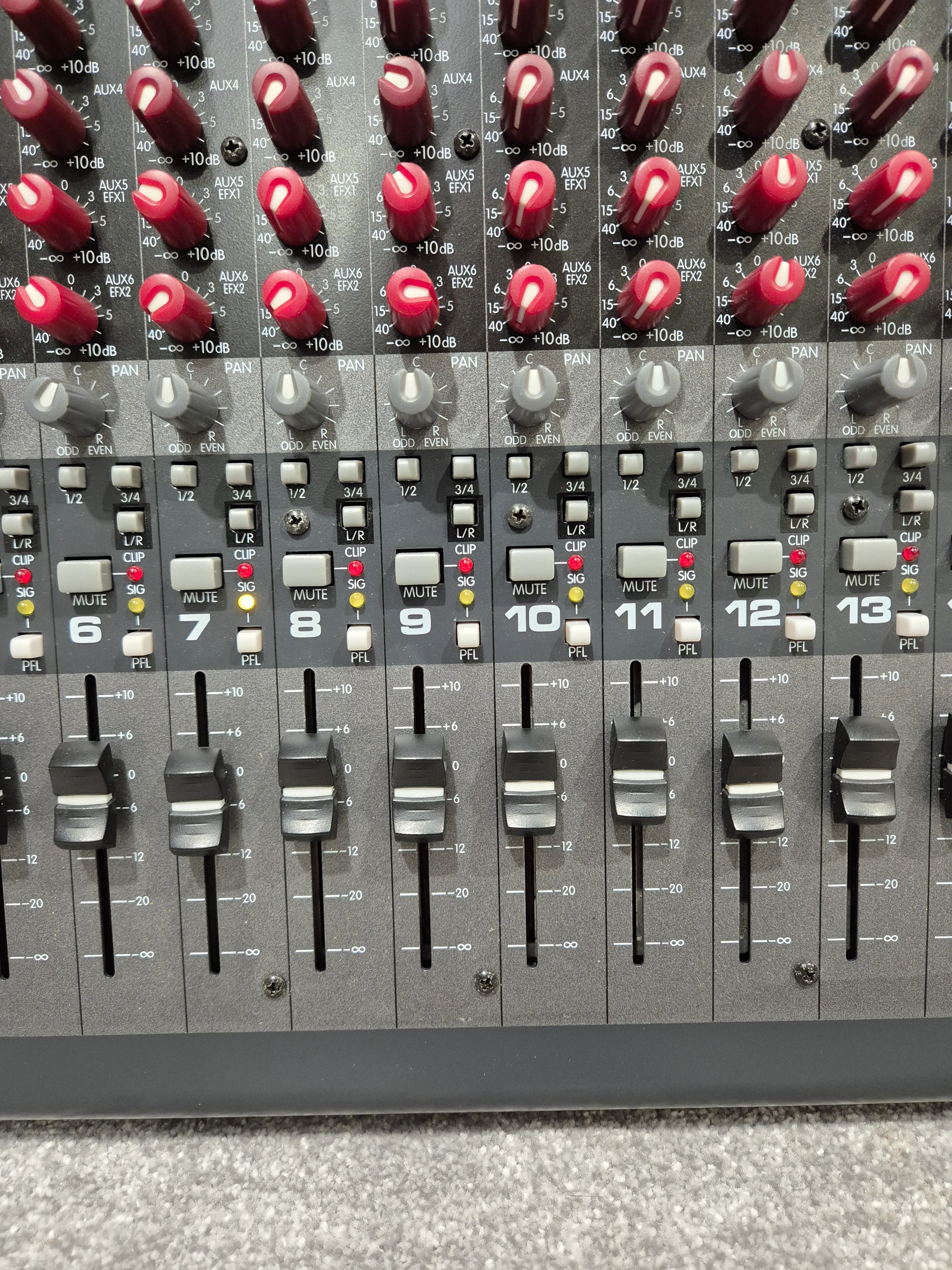Peavey 24FX - 24-Channel Mixer with Dual DSP Engines w/ Flight Case - Image 7