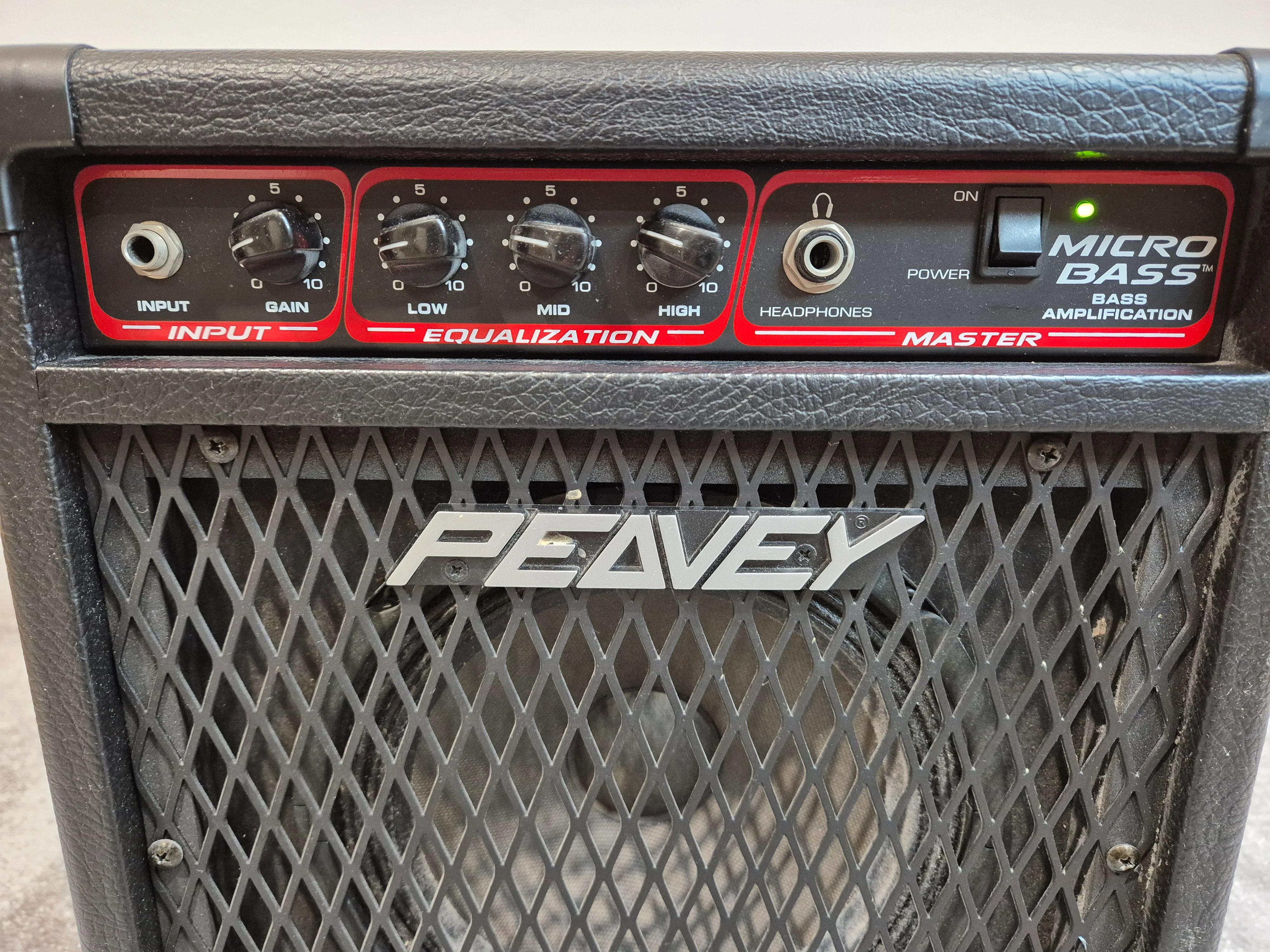 Peavey Micro Bass - Black/Red - Compact Bass Combo Amplifier - Image 2