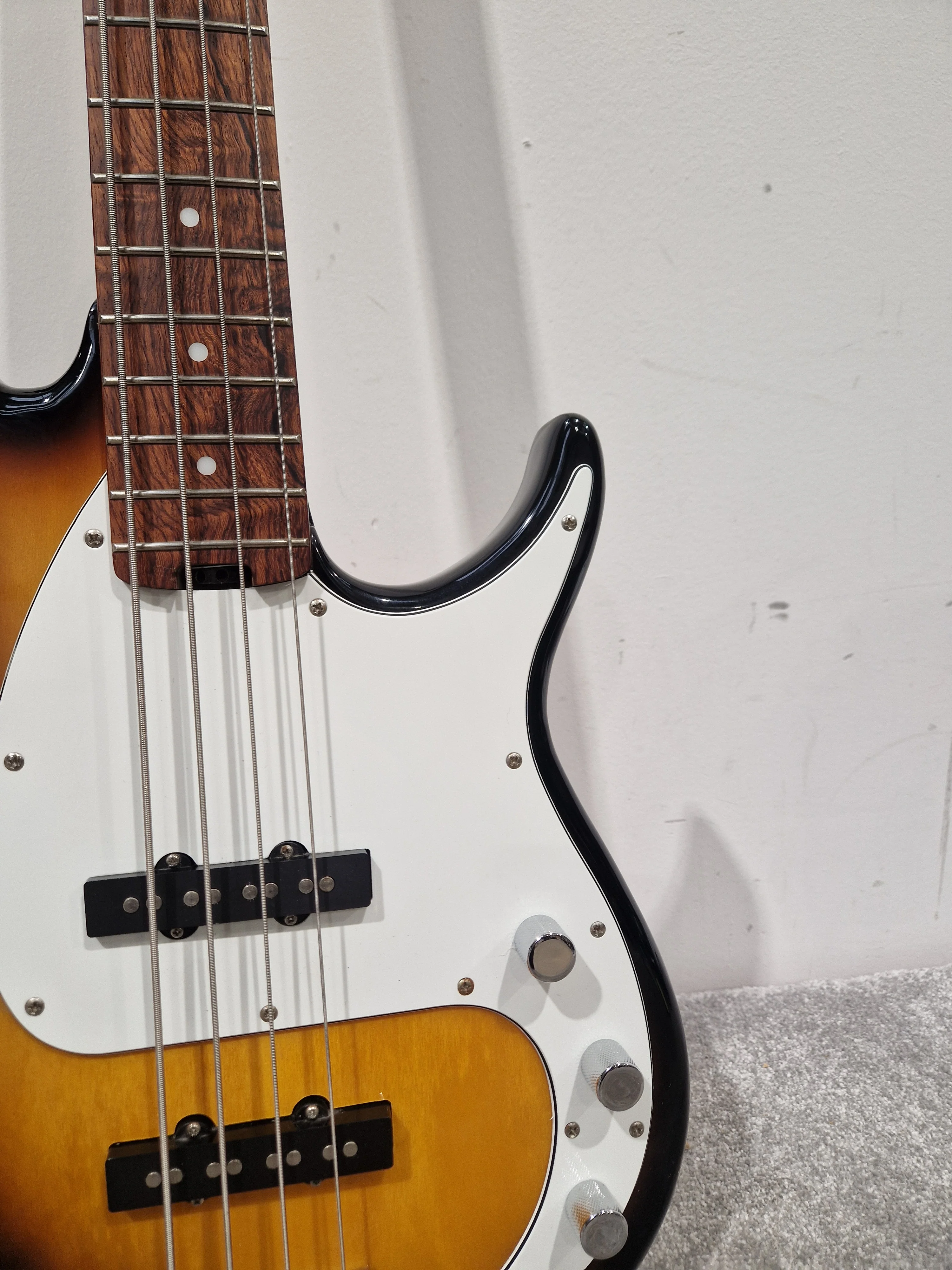 Peavey Milestone 3 Made IN Vietnam - Versatile Bass Guitar - Excellent w/ Hard Case & Full set up - Image 13