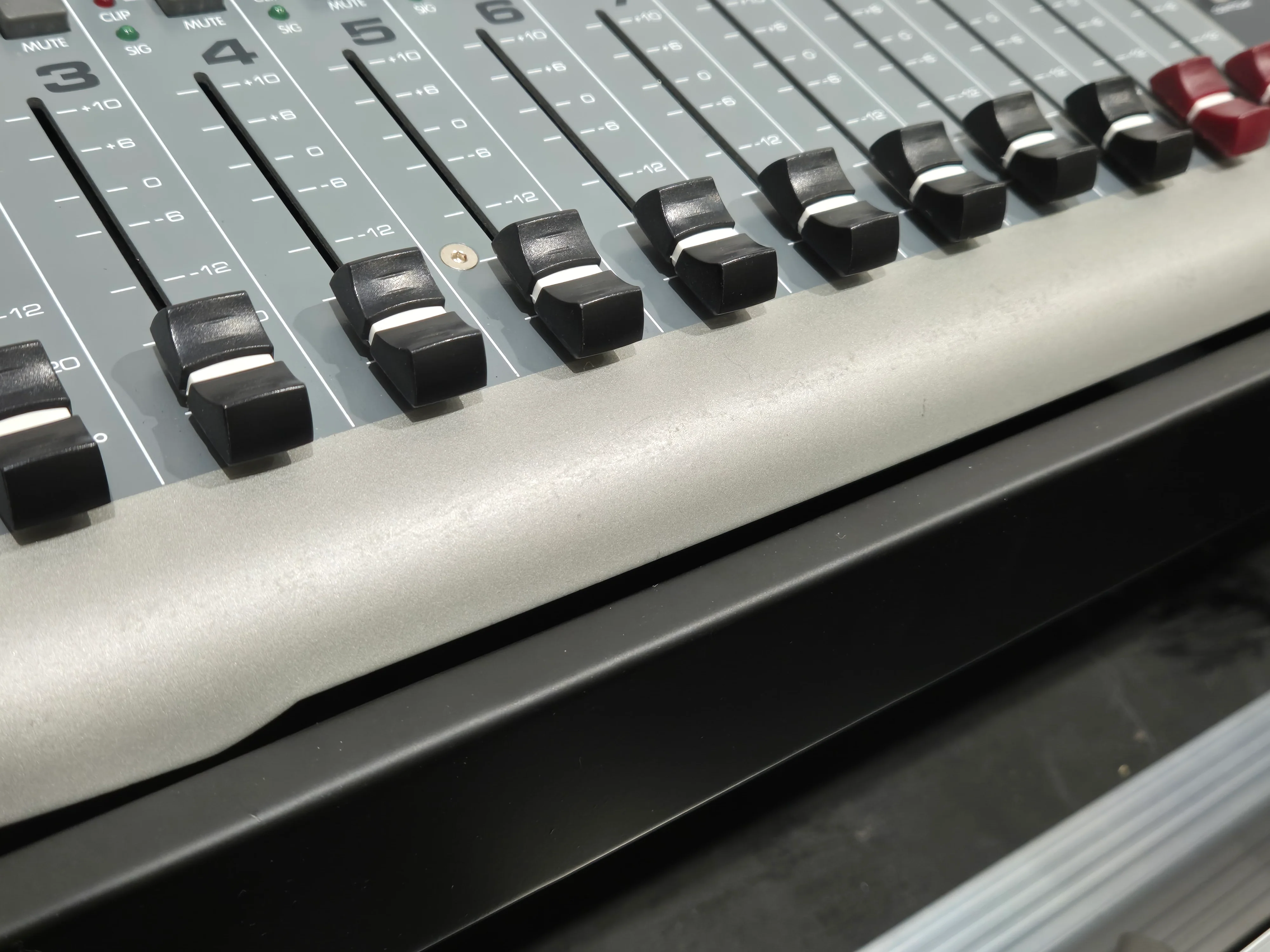 Peavey PV 14 USB - Versatile 14-Channel Mixer w/ Flight Case - Image 7