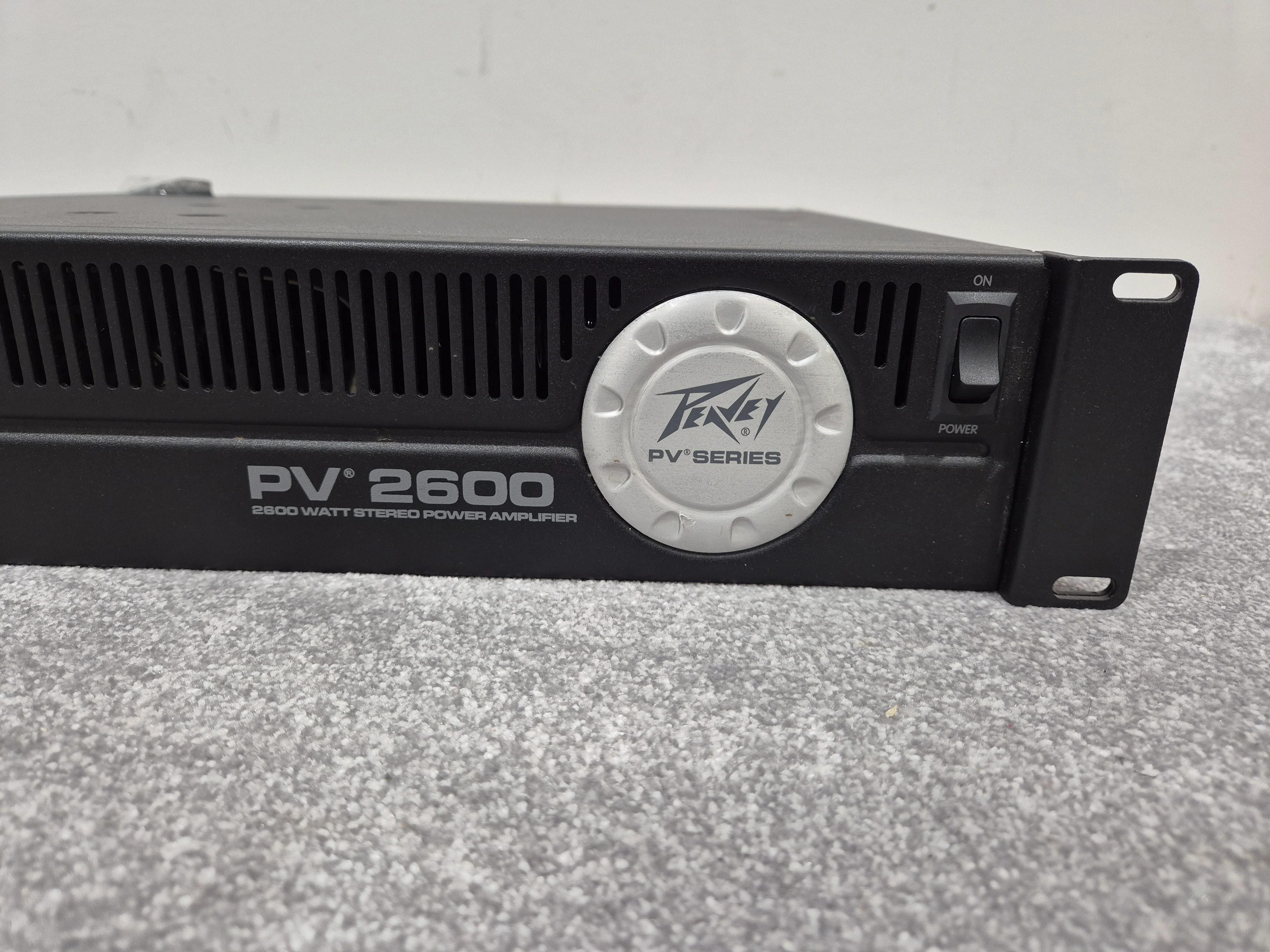 Peavey PV 2600 - Powerful 2-Channel Power Amplifier - Image 2