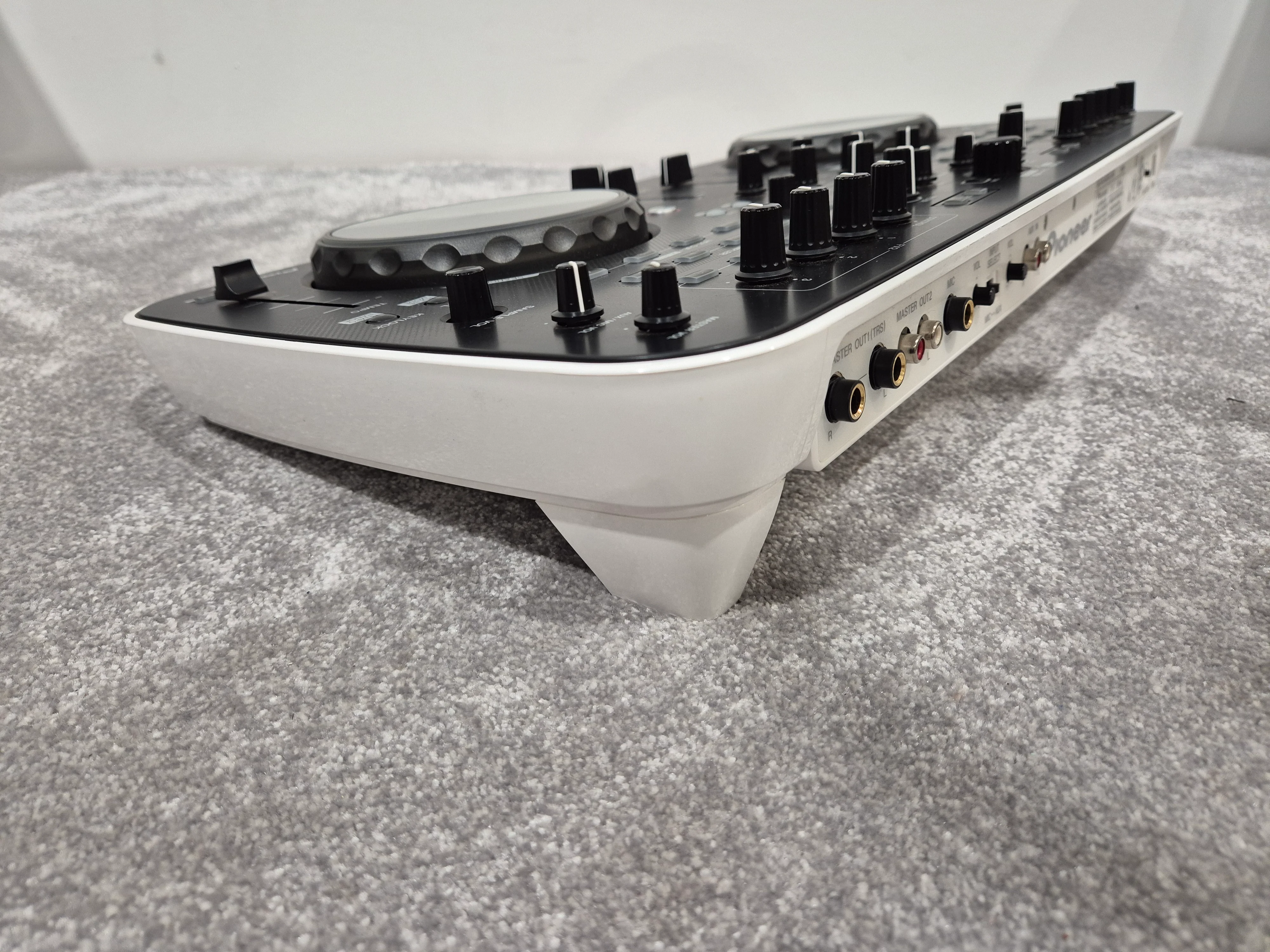 Pioneer DDJ-Ergo - Two-Channel DJ Controller w/ Hard Case - Image 10