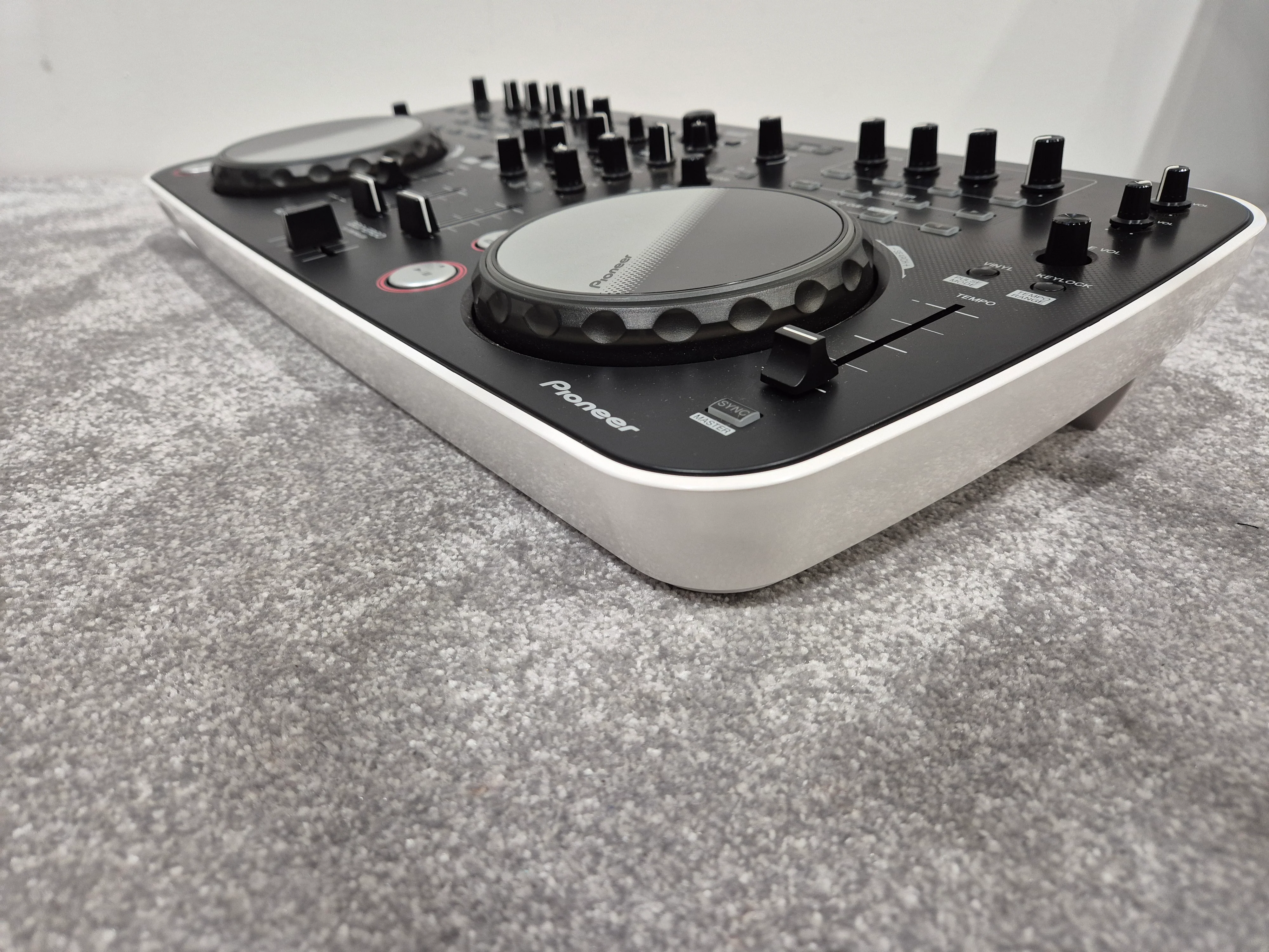 Pioneer DDJ-Ergo - Two-Channel DJ Controller w/ Hard Case - Image 11