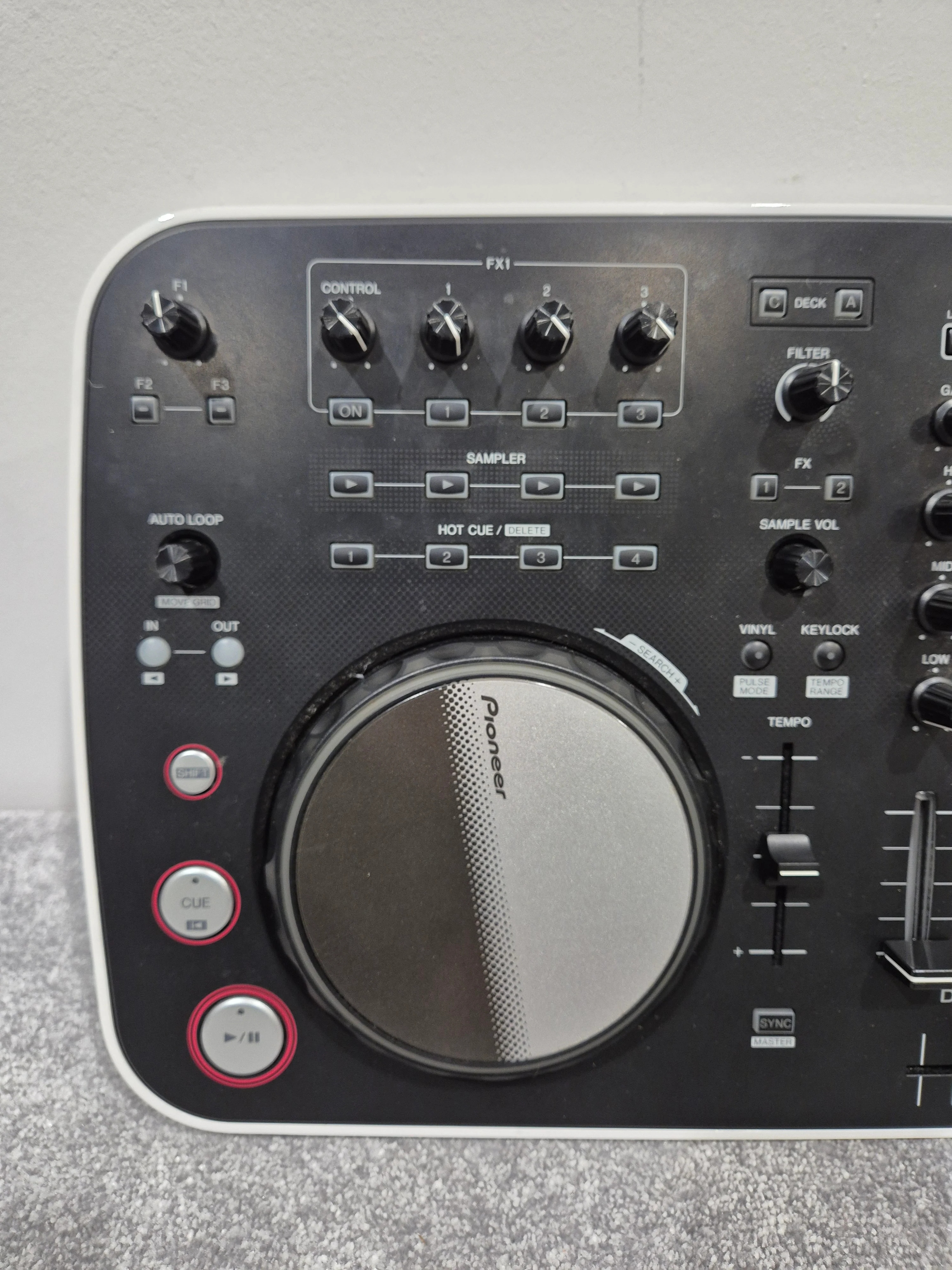 Pioneer DDJ-Ergo - Two-Channel DJ Controller w/ Hard Case - Image 2