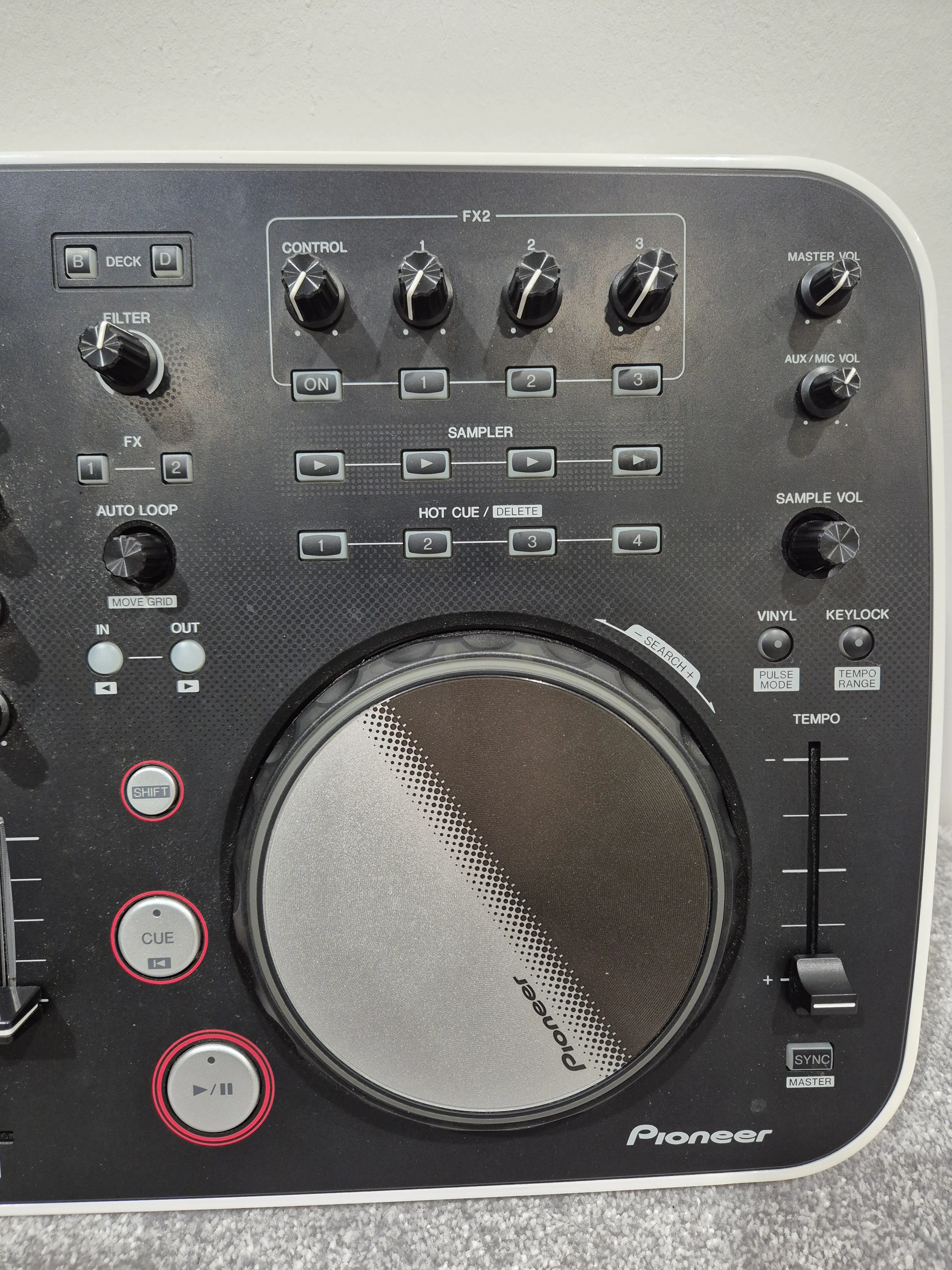 Pioneer DDJ-Ergo - Two-Channel DJ Controller w/ Hard Case - Image 4