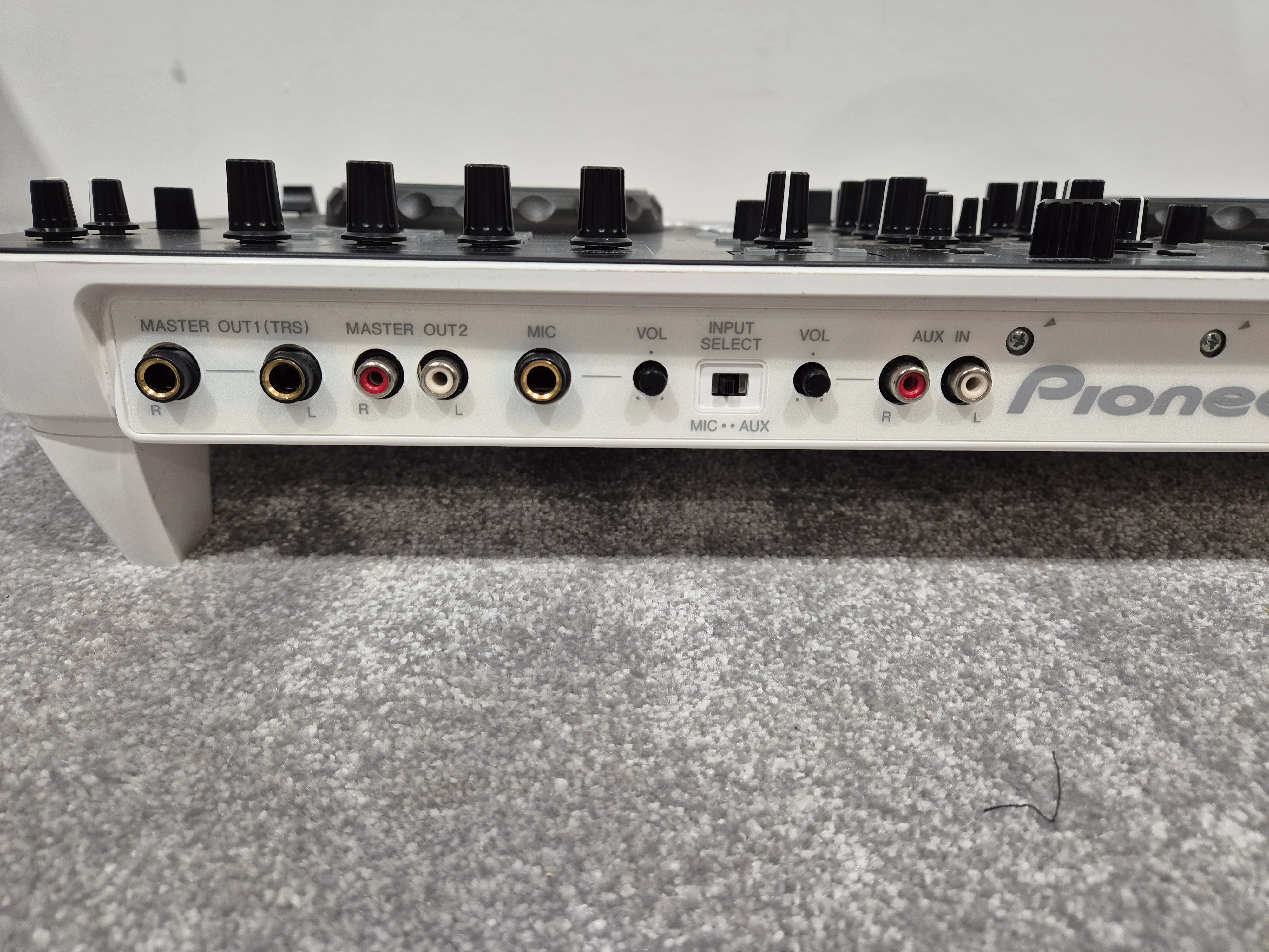 Pioneer DDJ-Ergo - Two-Channel DJ Controller w/ Hard Case - Image 8