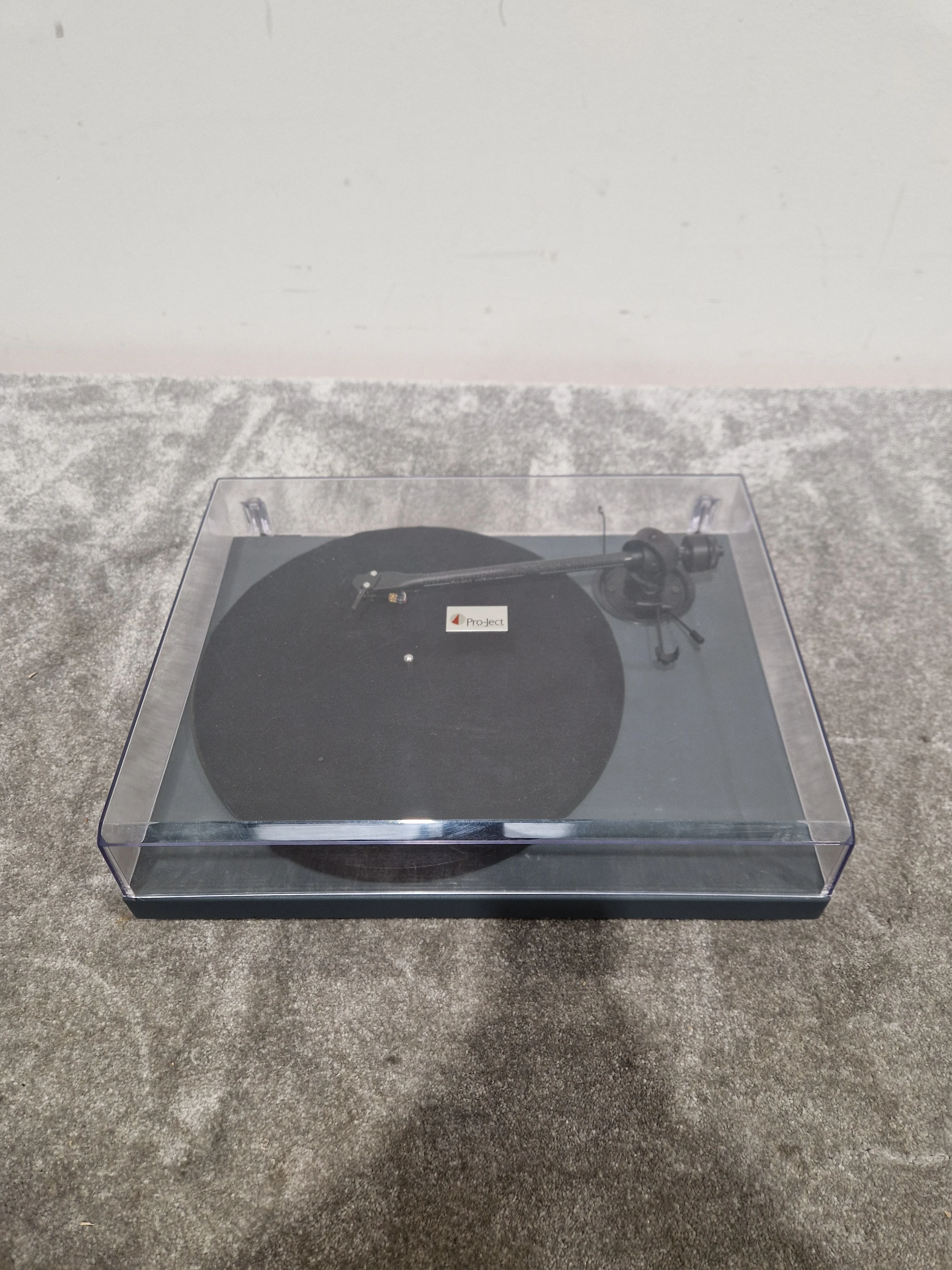 Pro-Ject Pression MK2 Turntable - High-Quality Audio, Belt-Driven - Excellent w/ Many cables - Image 2