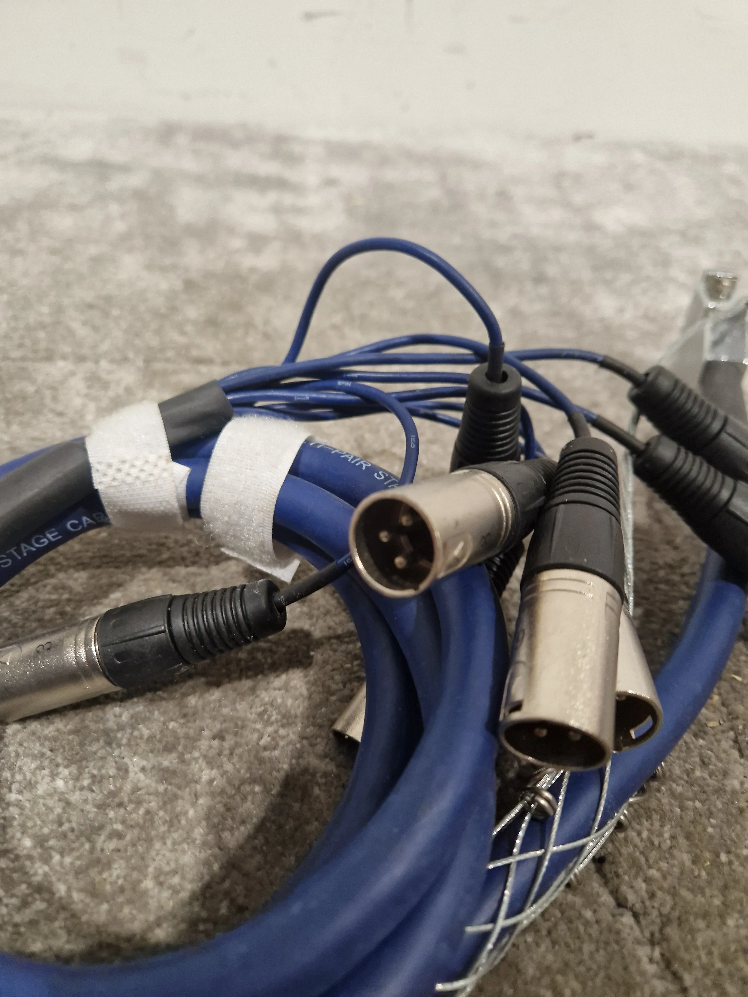 Pro-Signal 25 Pin D Sub Male To 8x XLR Female Multicore Snake Audio Loom, 2m Blue – Snake Cable - Good - Image 3